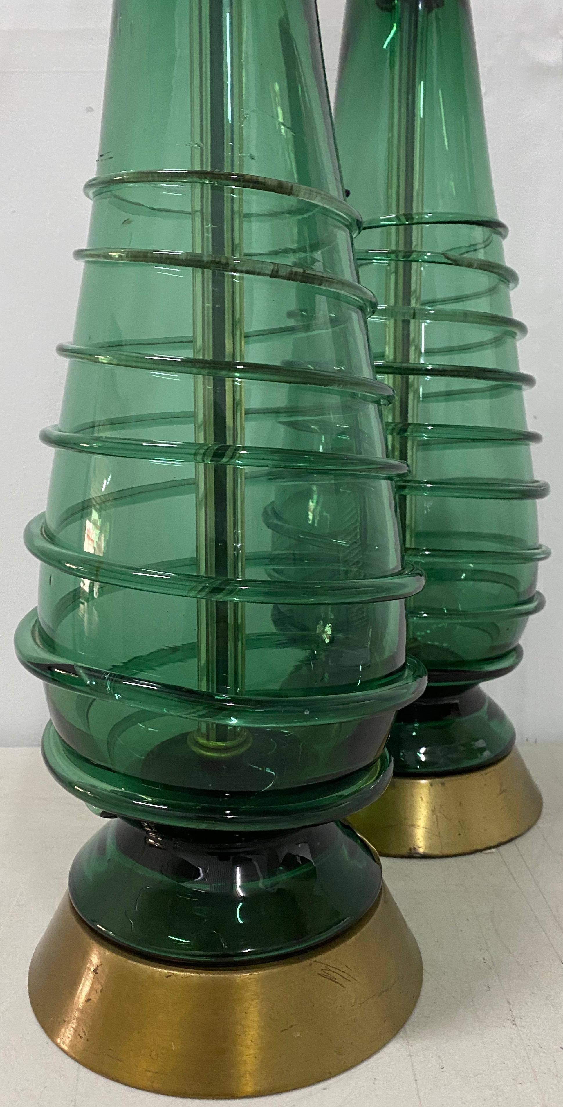 Américain Paire de lampes de table en verre vert soufflé à la main, datant du milieu du siècle dernier, circa 1960 en vente