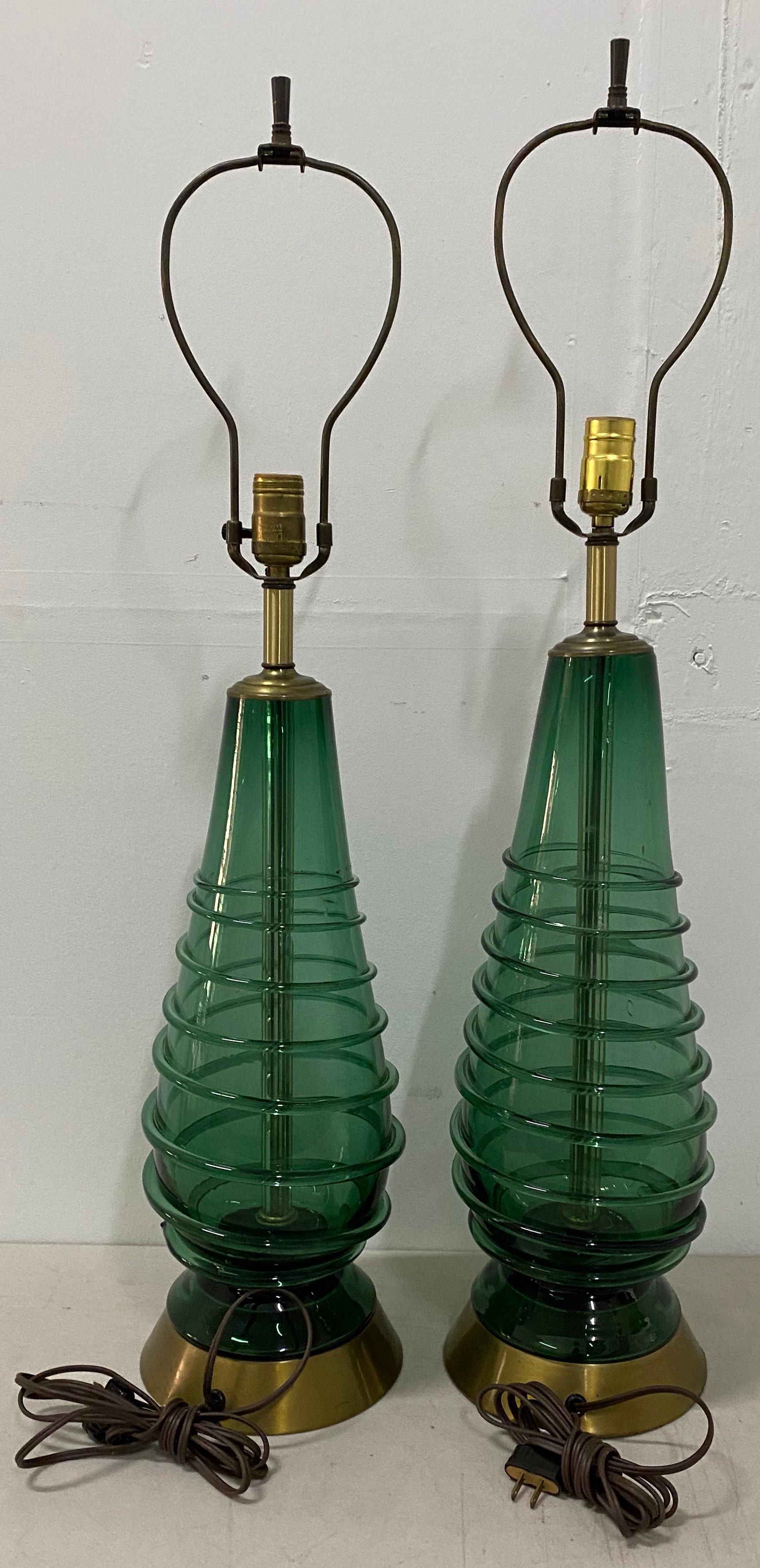 Paar moderne mundgeblasene Grünglas-Tischlampen aus der Jahrhundertmitte, um 1960 (Handgefertigt) im Angebot