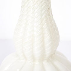Coppia di lampade da tavolo in vetro bianco sporco scanalato di Murano, soffiato a mano, in stile Mid-Century Modern