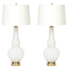 Coppia di lampade da tavolo in vetro bianco sporco scanalato di Murano, soffiato a mano, in stile Mid-Century Modern