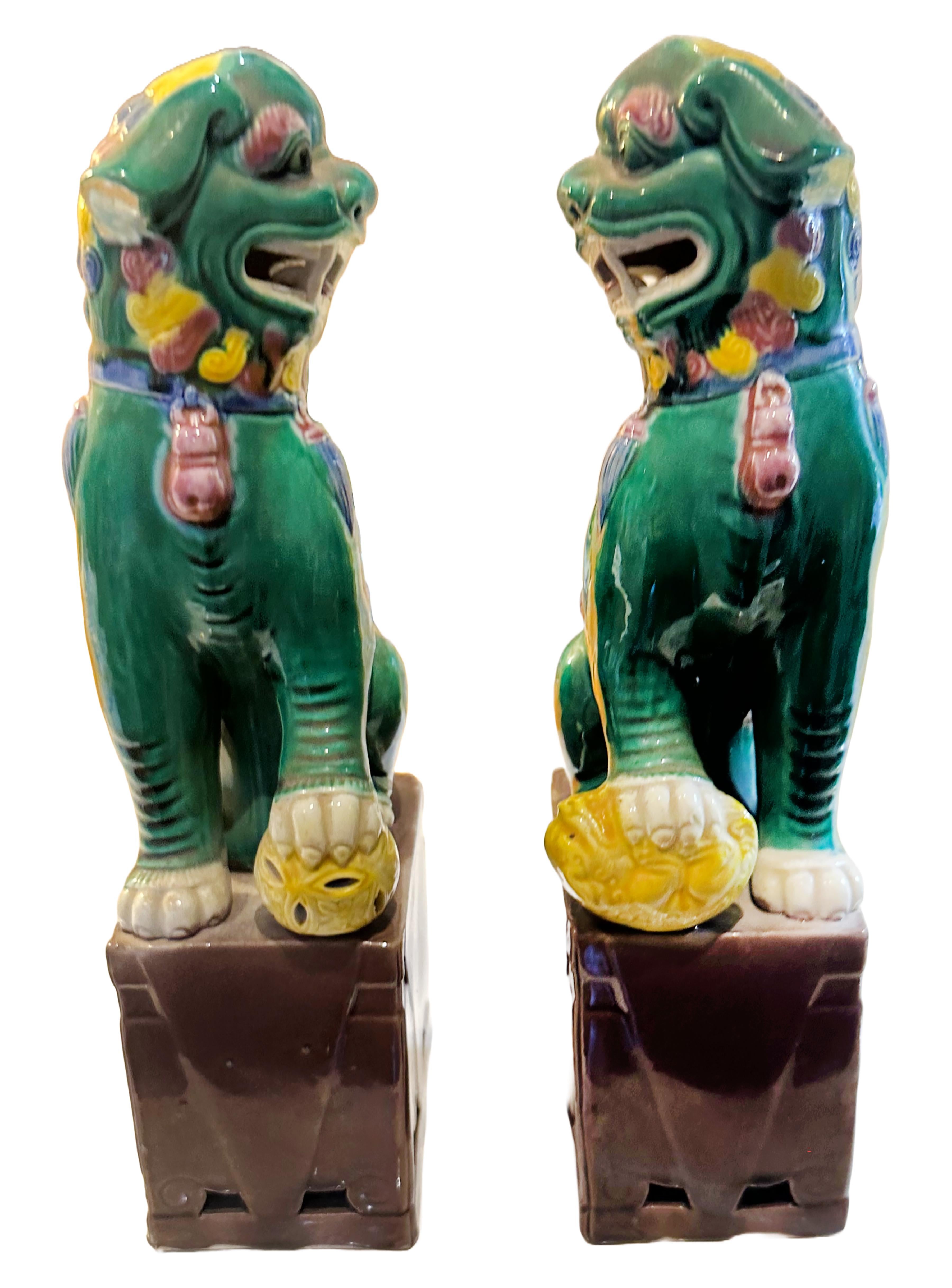 Cinese Coppia di fermalibri in porcellana cinese Foo Dog, smaltata a mano, della metà del secolo scorso in vendita