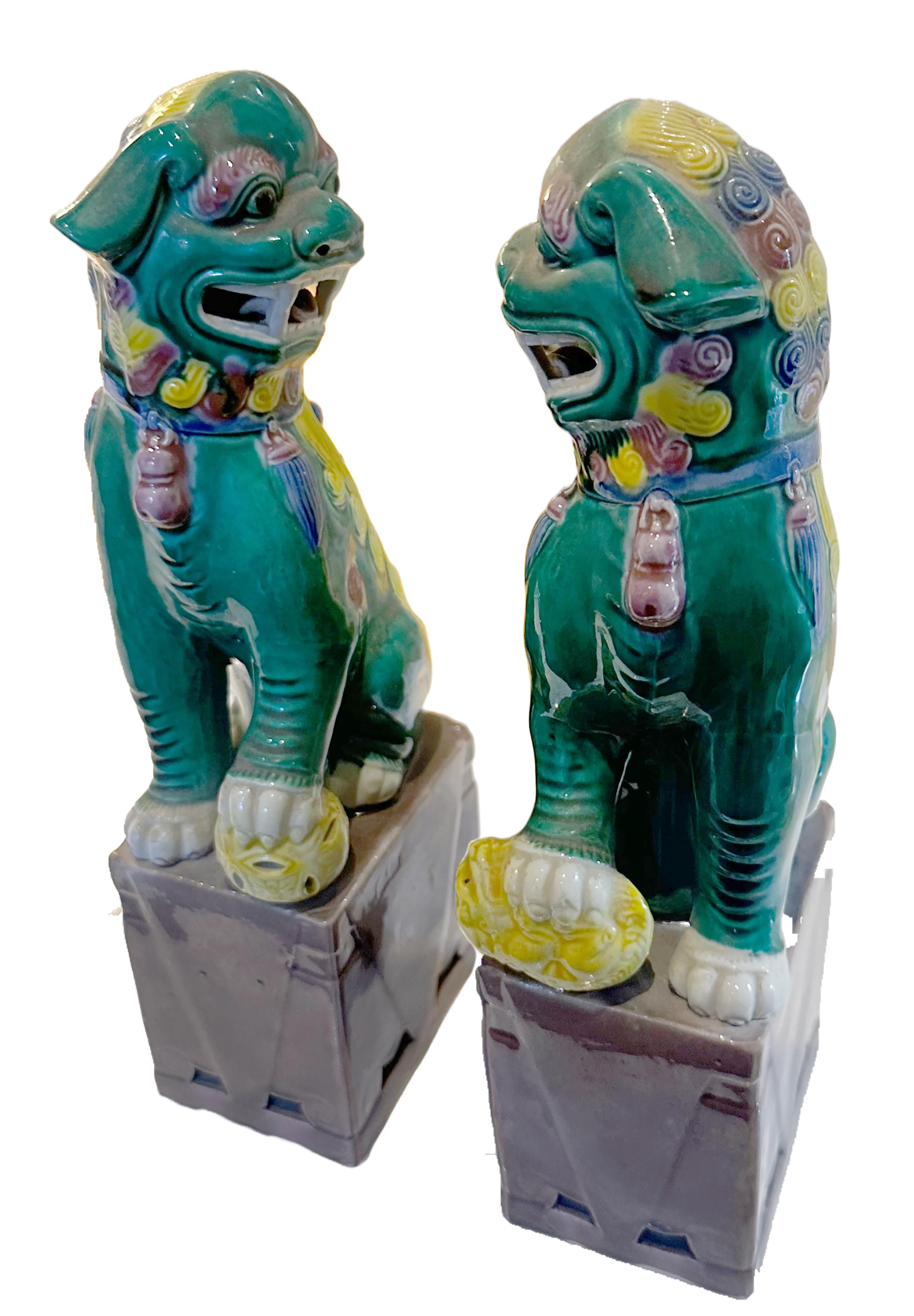 Smaltato Coppia di fermalibri in porcellana cinese Foo Dog, smaltata a mano, della metà del secolo scorso in vendita