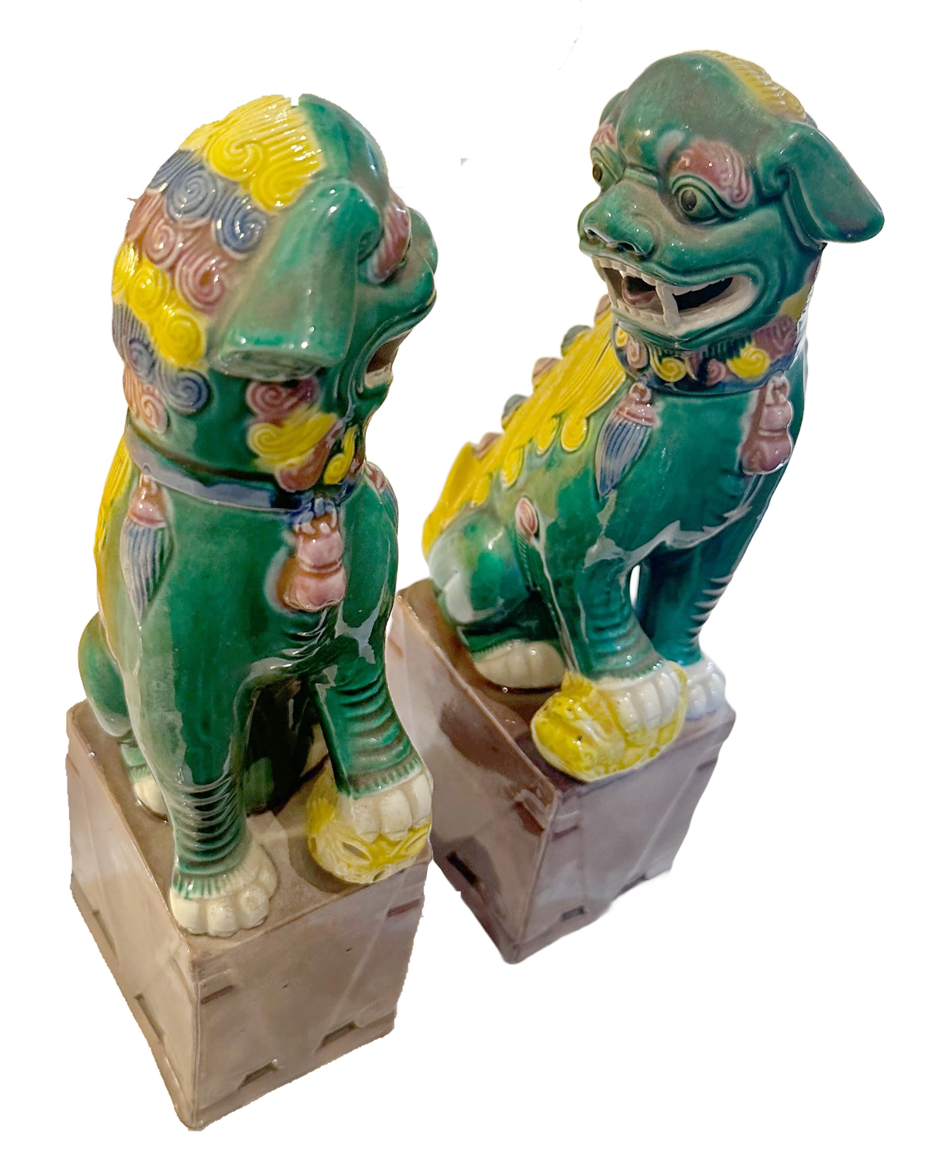 Coppia di fermalibri in porcellana cinese Foo Dog, smaltata a mano, della metà del secolo scorso In condizioni buone in vendita a Dallas, TX