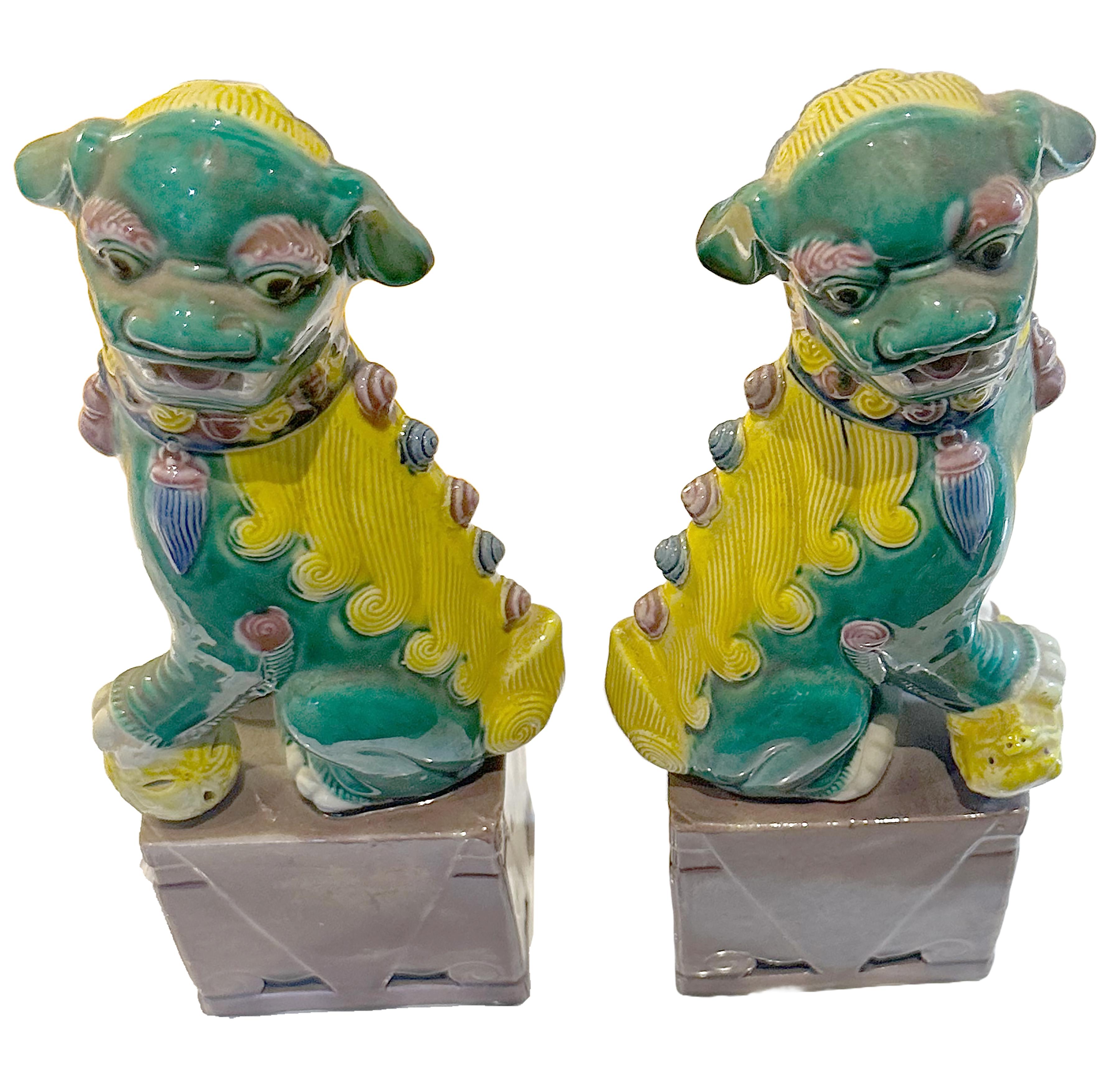 Metà XX secolo Coppia di fermalibri in porcellana cinese Foo Dog, smaltata a mano, della metà del secolo scorso in vendita