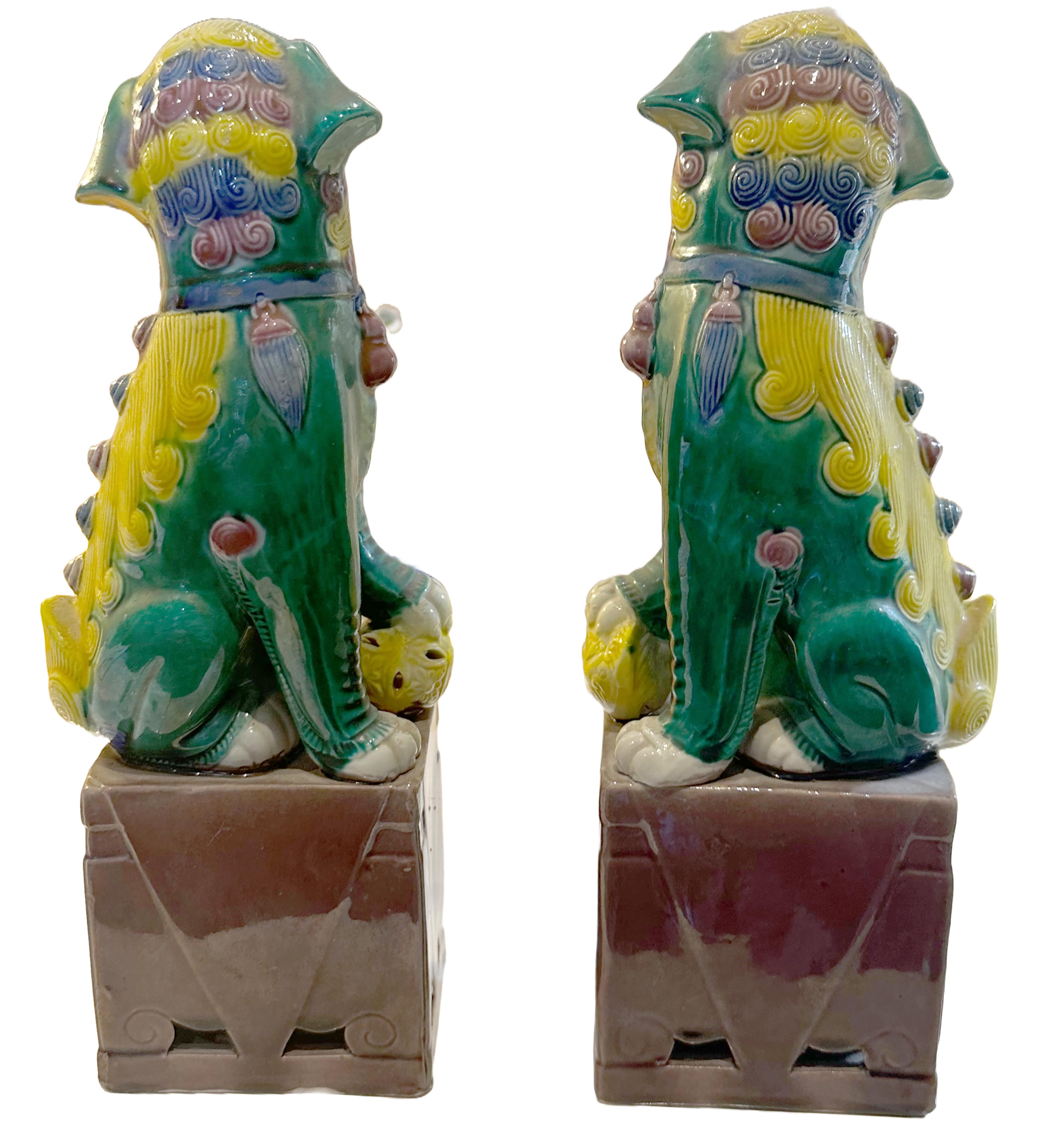 Porcellana Coppia di fermalibri in porcellana cinese Foo Dog, smaltata a mano, della metà del secolo scorso in vendita