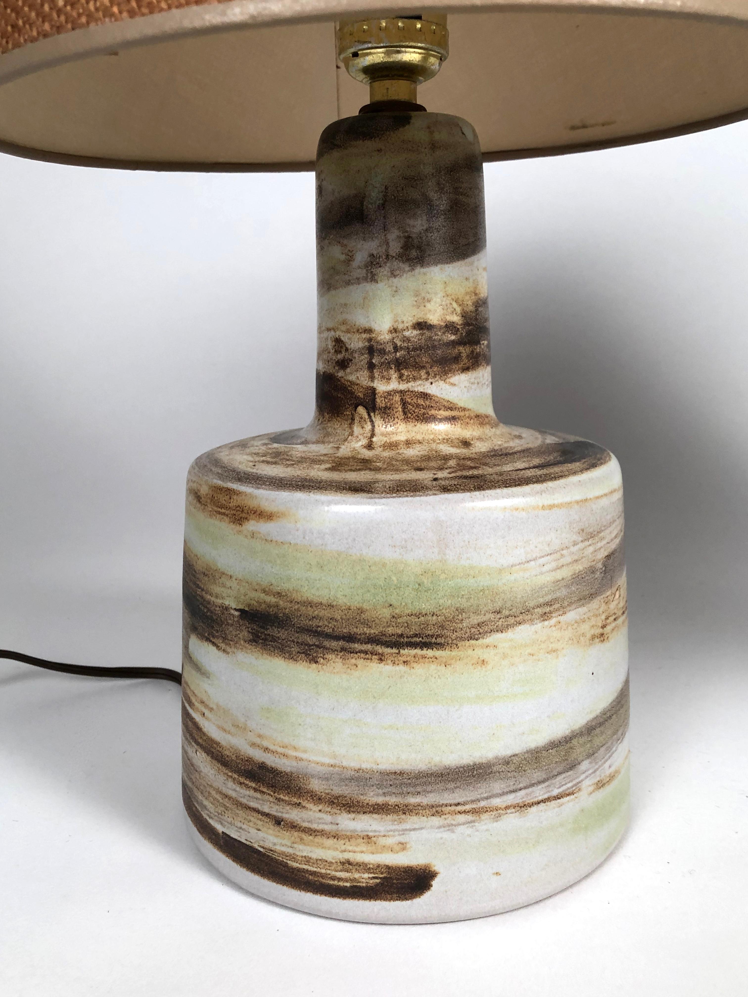 Pair of Hand Painted Brown, Grey, Tan and Green Martz Art Pottery Lamps (Moderne der Mitte des Jahrhunderts)
