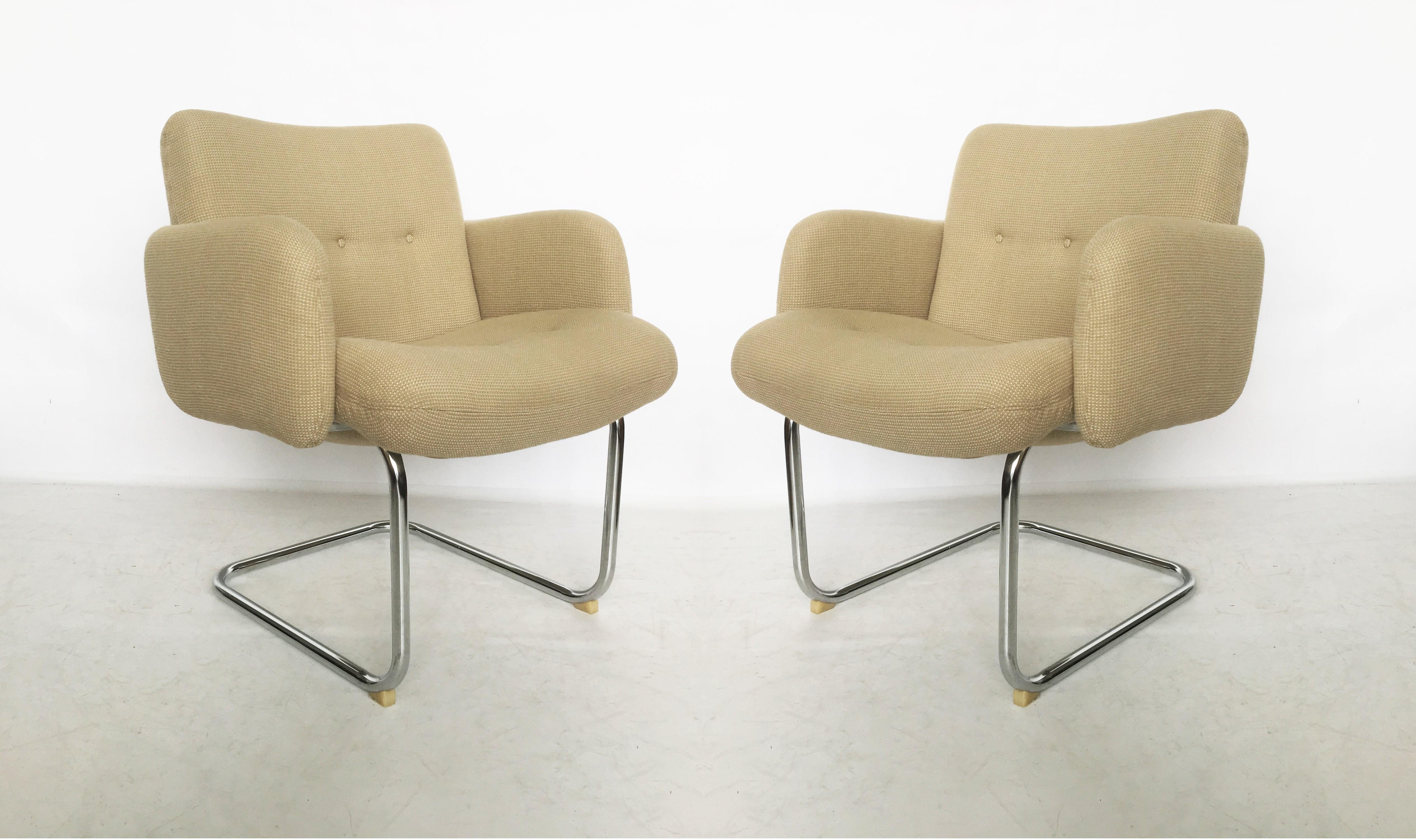 Adorable paire de chaises d'appoint Harvey Probber. Chaises très confortables avec piétements luge chromés garnis de leur tissu d'origine de couleur fauve clair. Peut être utilisé comme chaise d'appoint, chaise de jeu ou de bureau. L'une des chaises