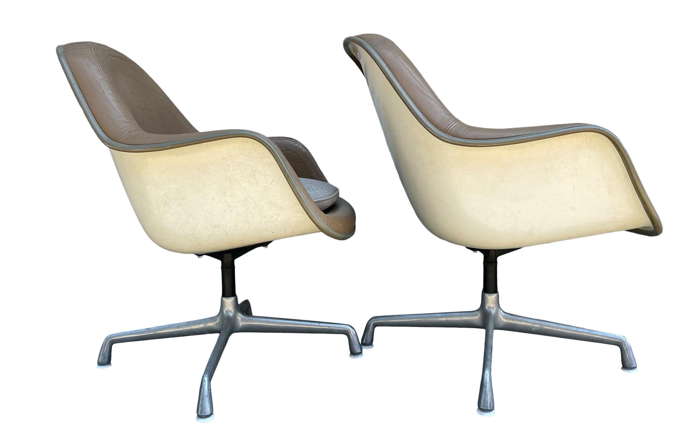 Pair of Mid-Century Modern Herman Miller Leather Lounge Shell Chairs In Good Condition In BROOKLYN, NY