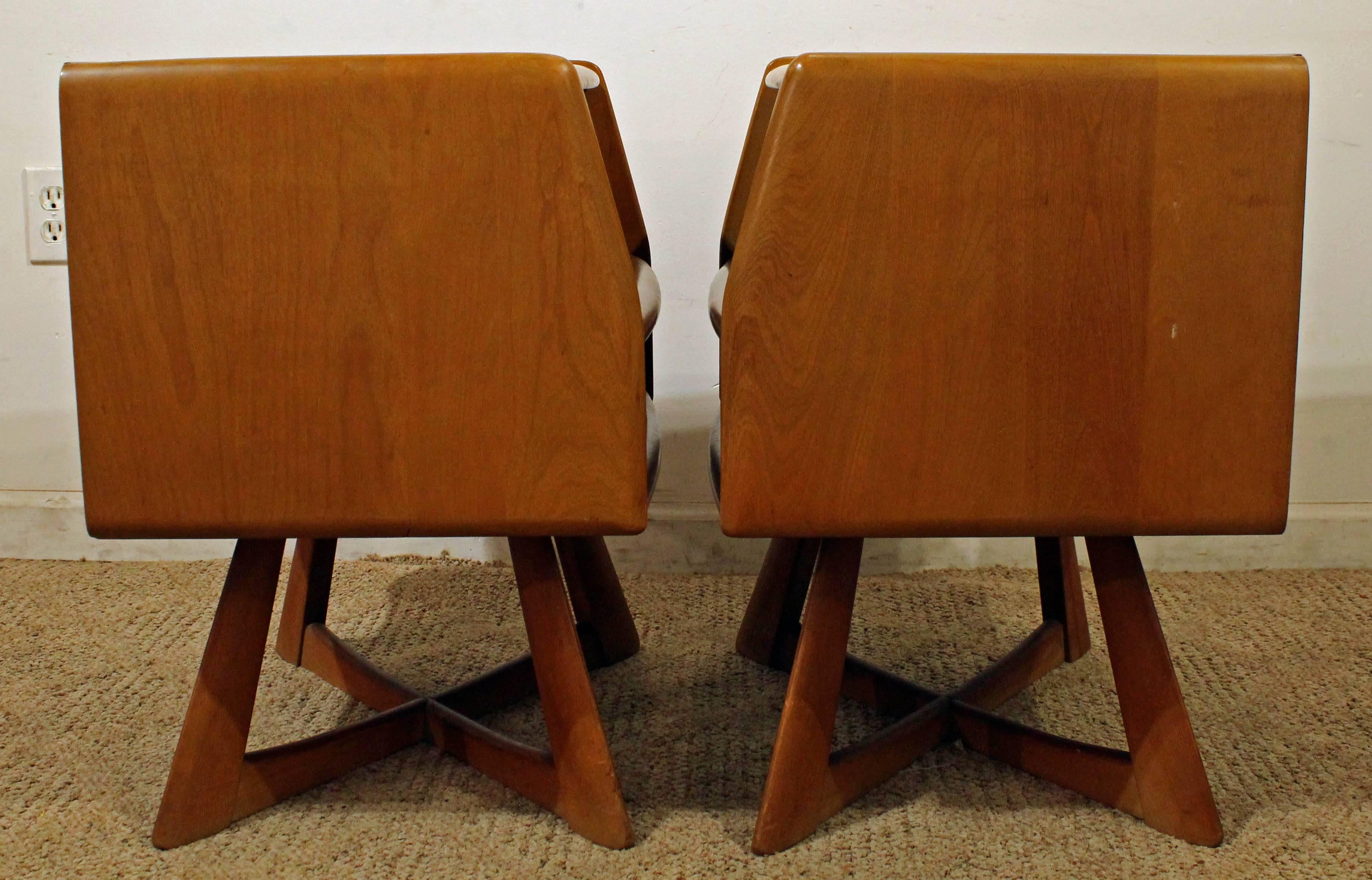 American Pair of Mid-Century Modern Heywood Wakefield Sculptura Wheat Nightstands