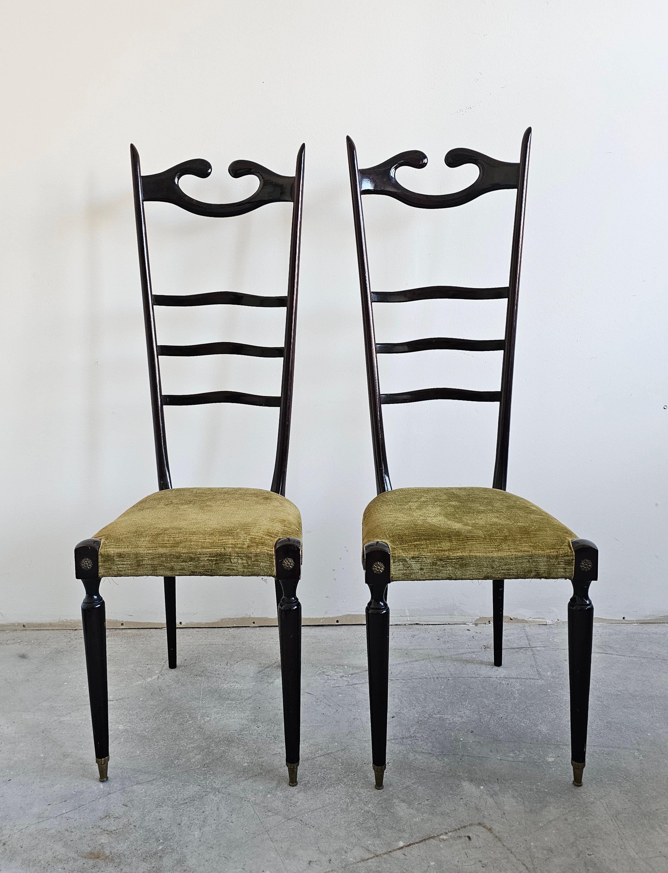 Dans cette annonce, vous trouverez une paire de chaises à haut dossier de style moderne du milieu du siècle, attribuées à la star italienne du design, Paolo Buffa. Les chaises sont en bois foncé, potentiellement de l'acajou, et recouvertes d'un