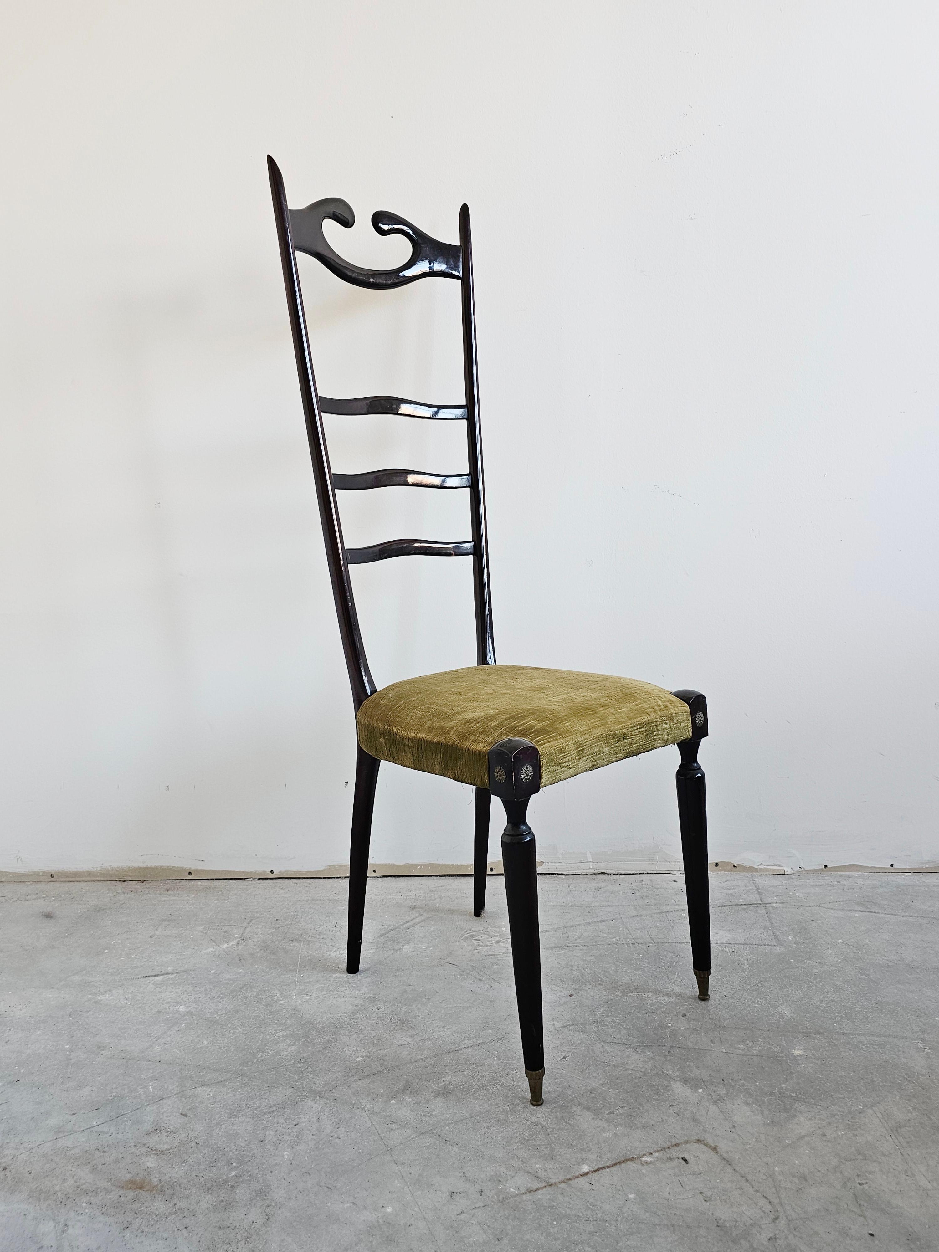 Tissu Paire de chaises à haut dossier modernes du milieu du siècle dernier attribuée à Paolo Buffa en vente