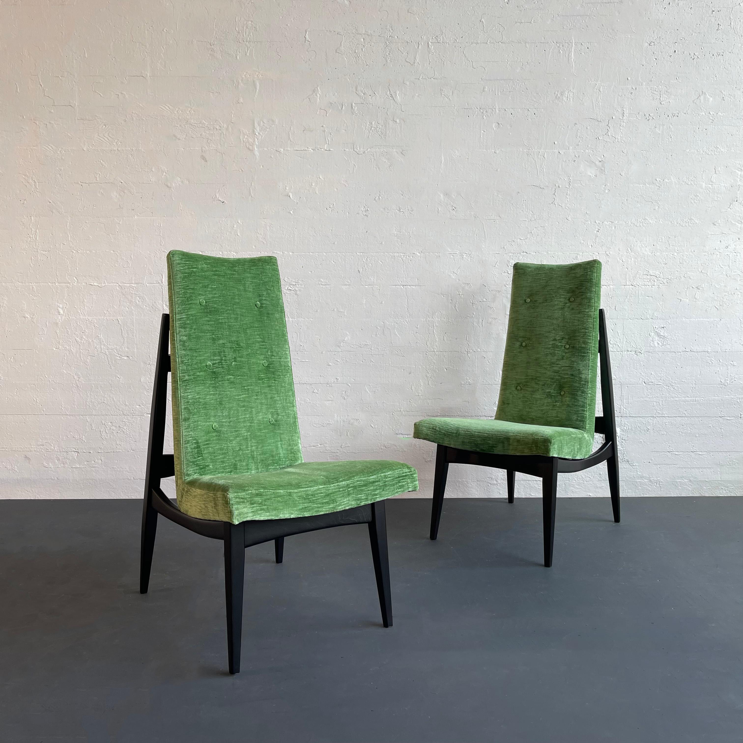 Ajoutez un peu de drame à votre salle à manger ou à votre salon avec cette paire exceptionnelle de chaises d'accent ou de chaises capitaine modernes du milieu du siècle. Ils sont dotés d'un cadre sculptural en noyer laqué noir, d'un dossier haut