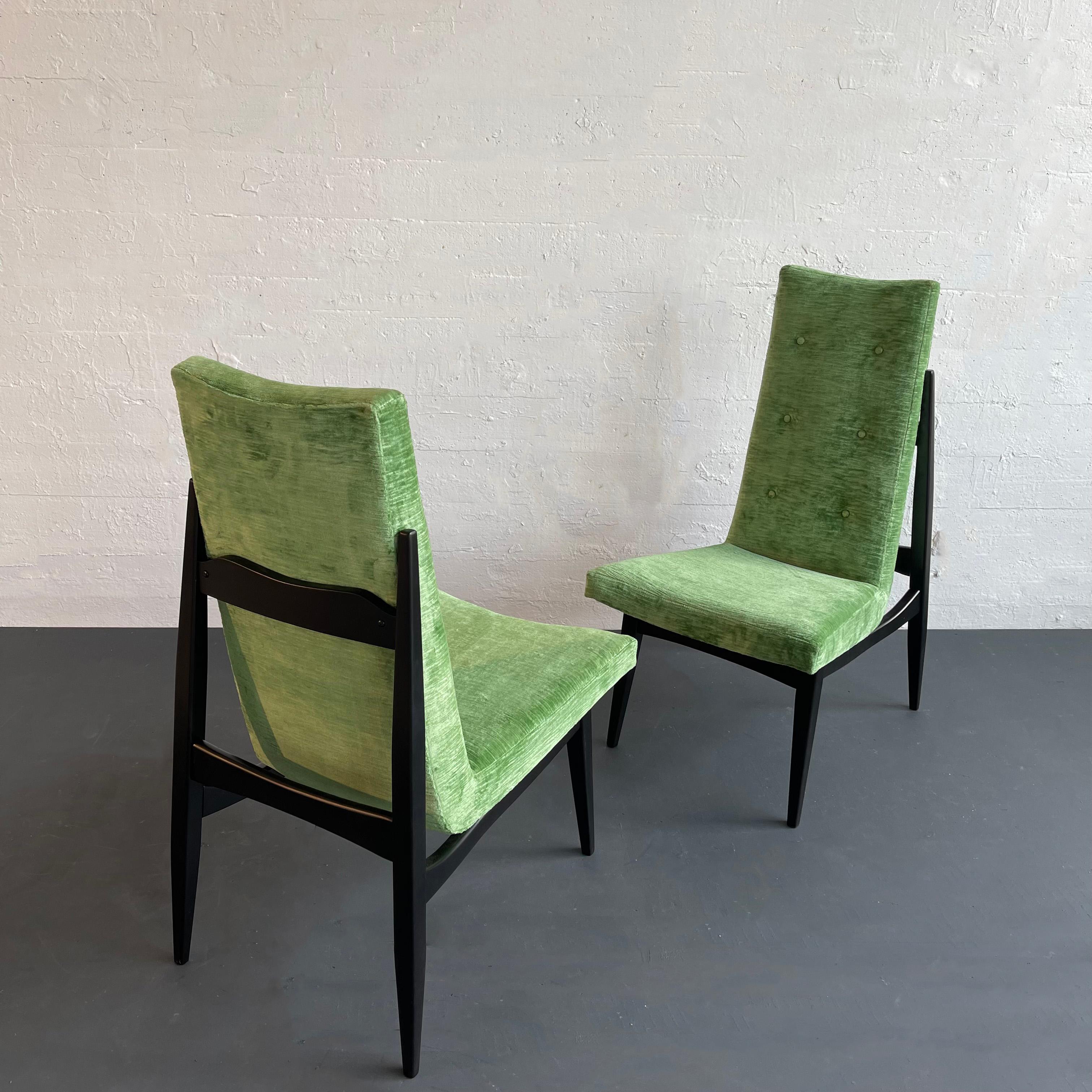 20ième siècle Paire de chaises d'appoint The Modernity à dossier haut en vente