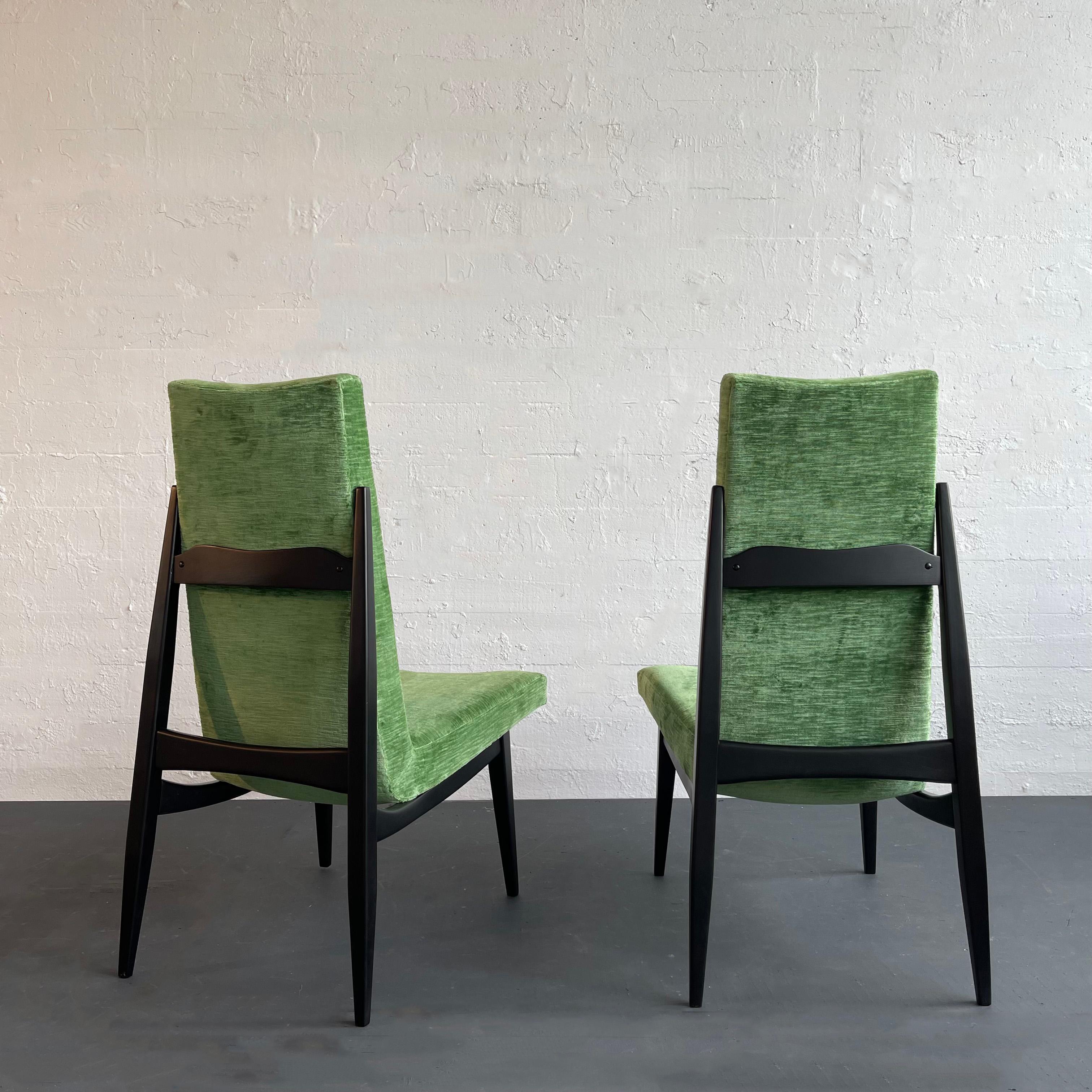 Velours Paire de chaises d'appoint The Modernity à dossier haut en vente