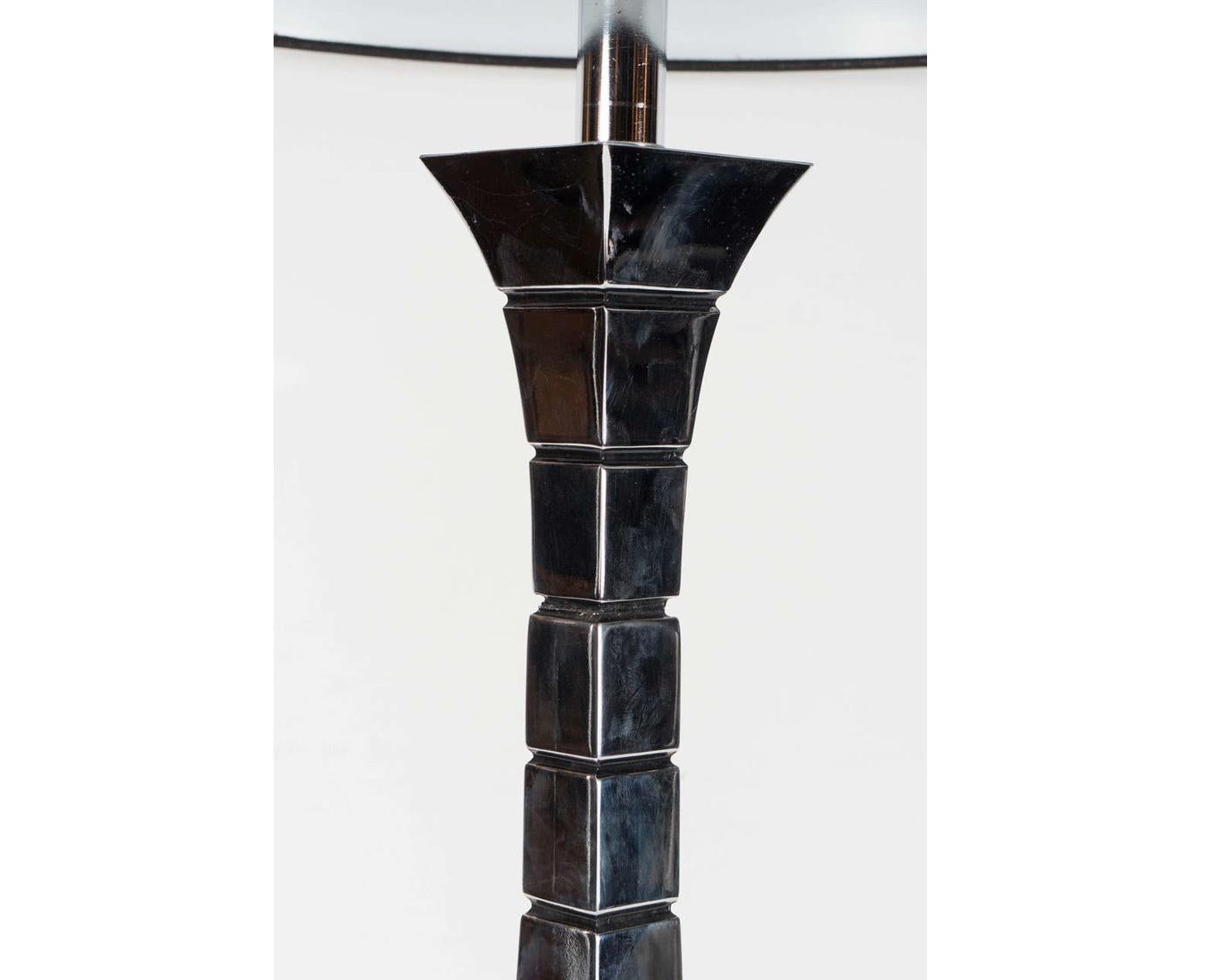 Mid-Century moderno Coppia di lampade a forma di clessidra di metà secolo moderno in cromo lucido in vendita