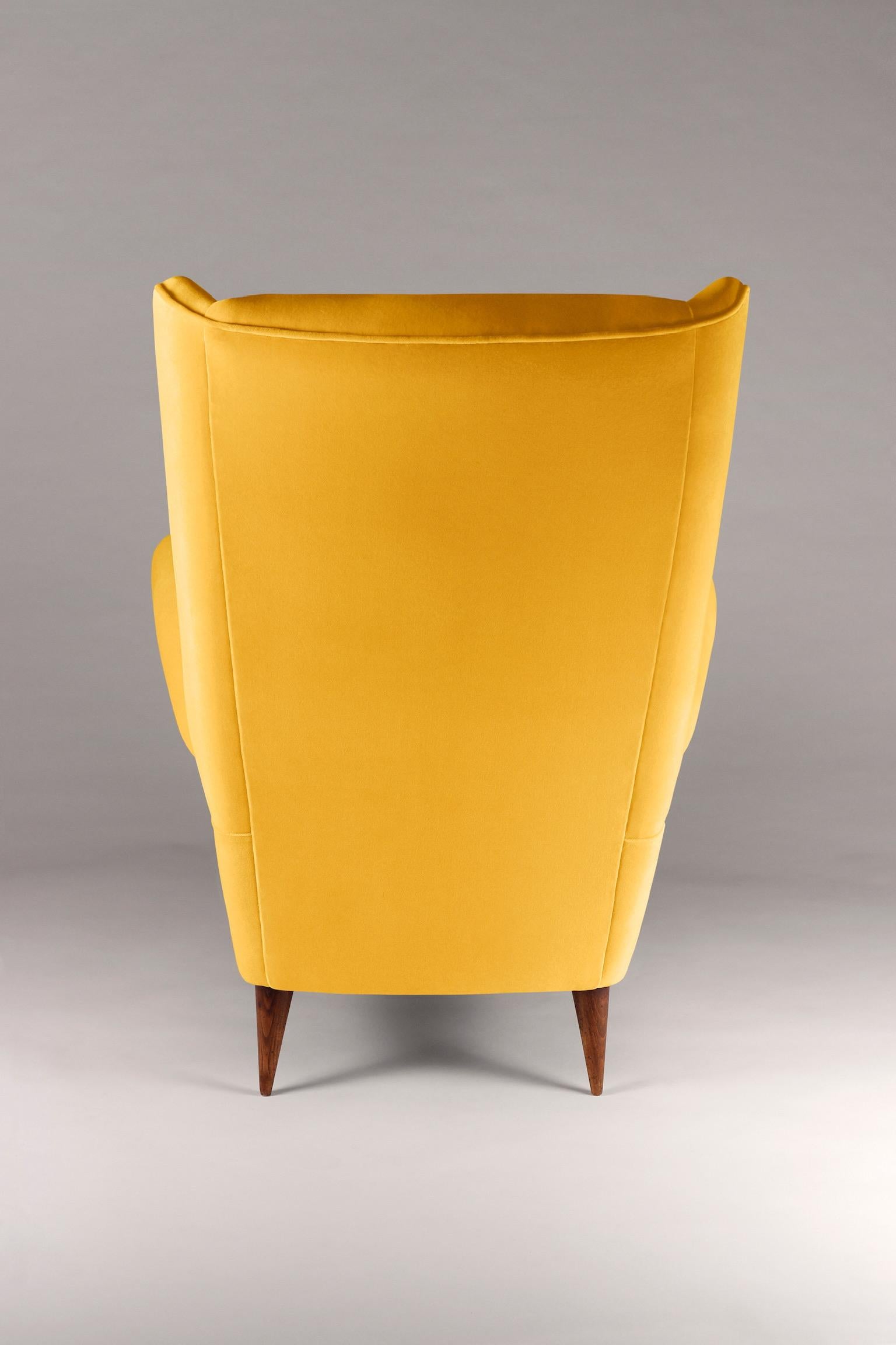 Zwei von der Mitte des Jahrhunderts inspirierte italienische Loungesessel 'Marcello' (Moderne der Mitte des Jahrhunderts) im Angebot