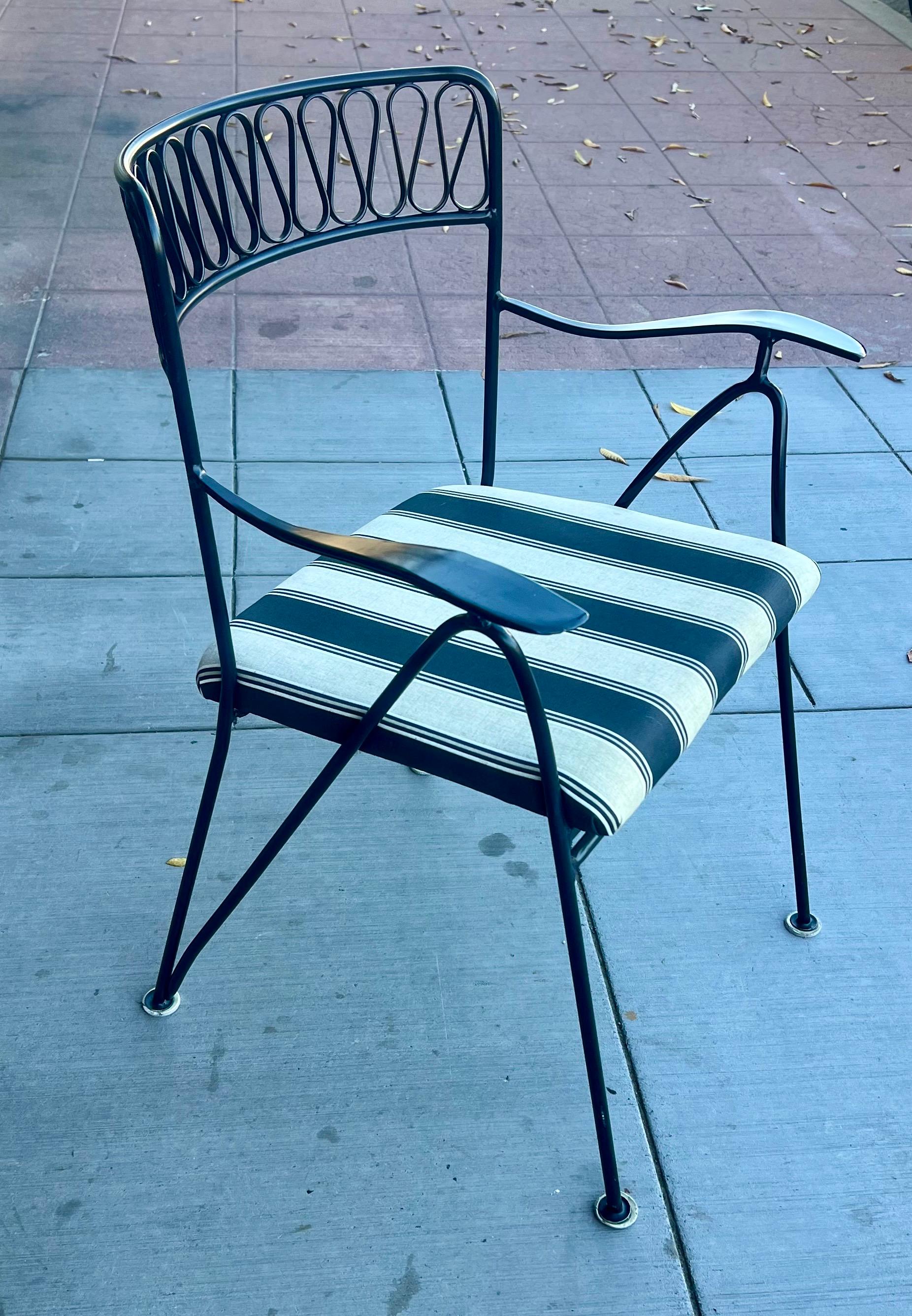 Rare paire de fauteuils à rubans conçus par Maurizo Tempestini pour Salterini. En très bon état (utilisé à l'intérieur, peut être utilisé à l'extérieur). Fraîchement sablé et peint par poudrage avec de nouveaux sièges rembourrés.