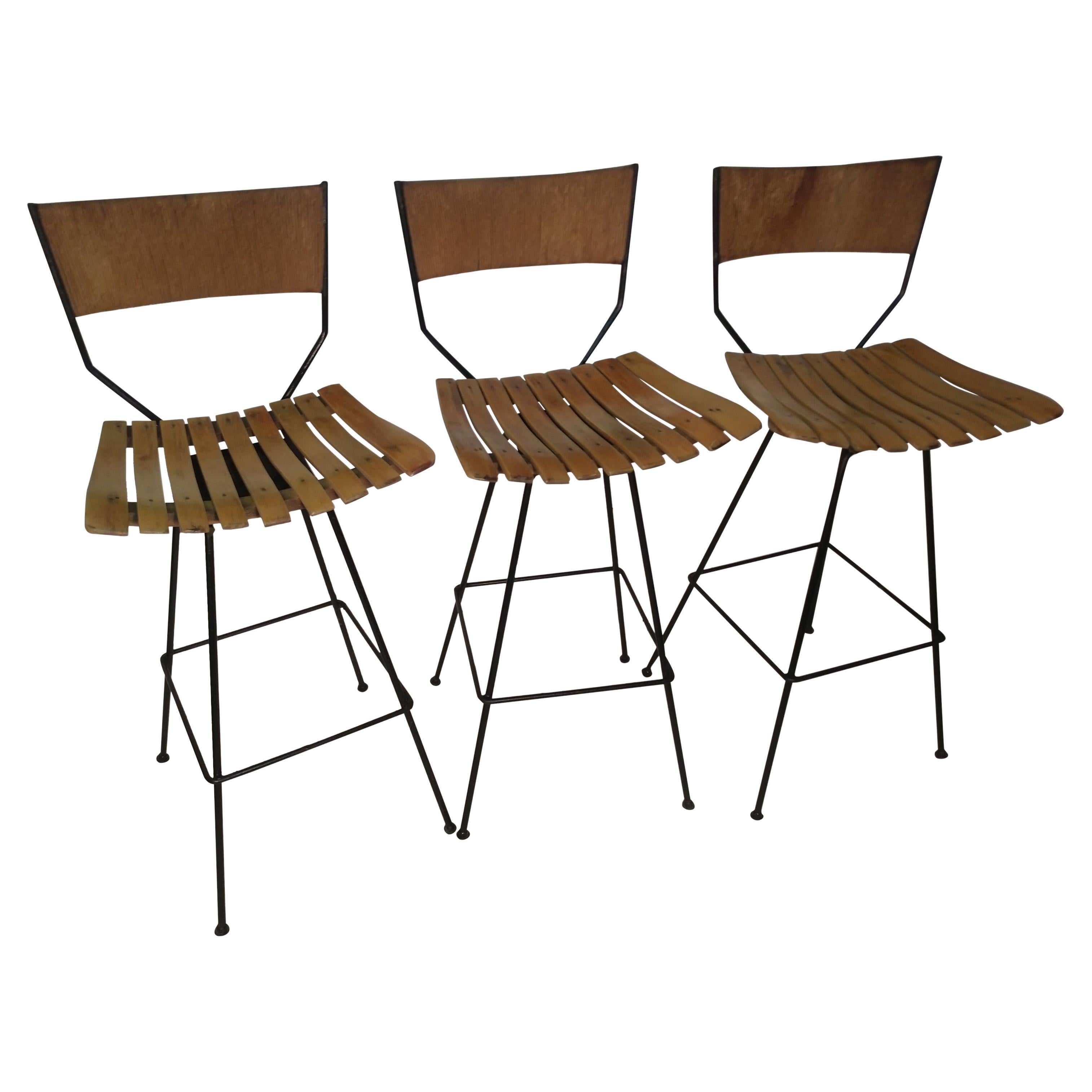 Paire de tabourets de bar modernes du milieu du siècle en fer avec érable et raphia Arthur Umanoff