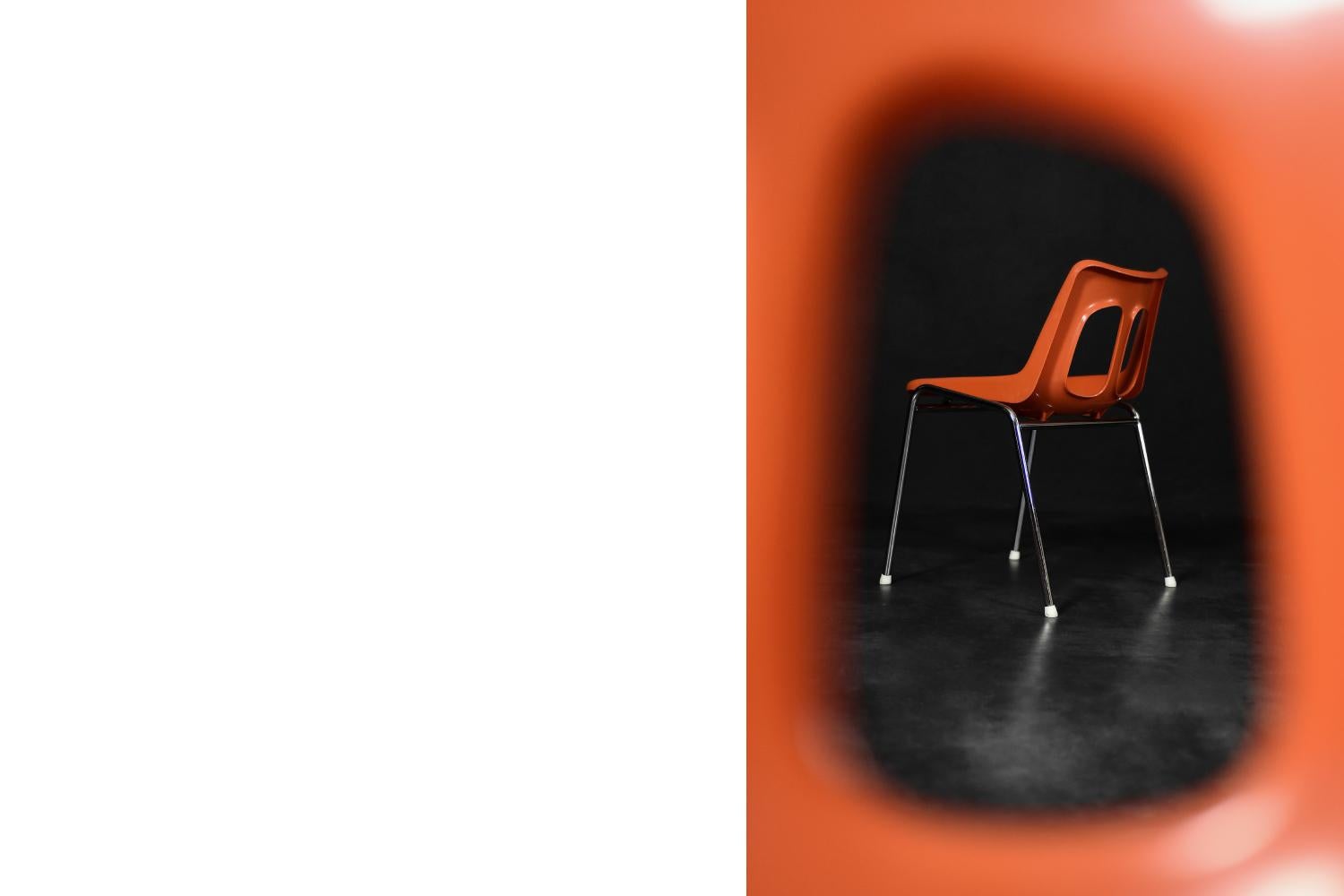 Paar israelische Mid-Century-Modern-Stühle aus orangefarbenem Kunststoff und Chrom aus Plasson im Angebot 5
