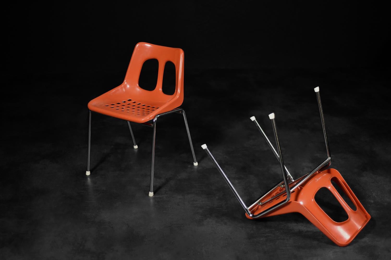 Paire de chaises israéliennes modernes du milieu du siècle dernier en plastique orange et chrome de Plasson en vente 5