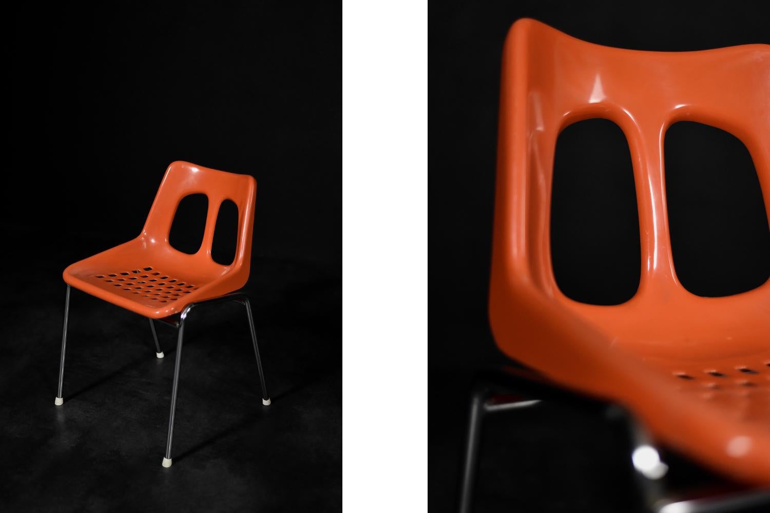 Paar israelische Mid-Century-Modern-Stühle aus orangefarbenem Kunststoff und Chrom aus Plasson (Israelisch) im Angebot