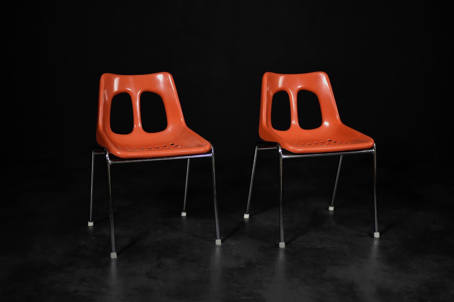 Paar israelische Mid-Century-Modern-Stühle aus orangefarbenem Kunststoff und Chrom aus Plasson im Angebot 2