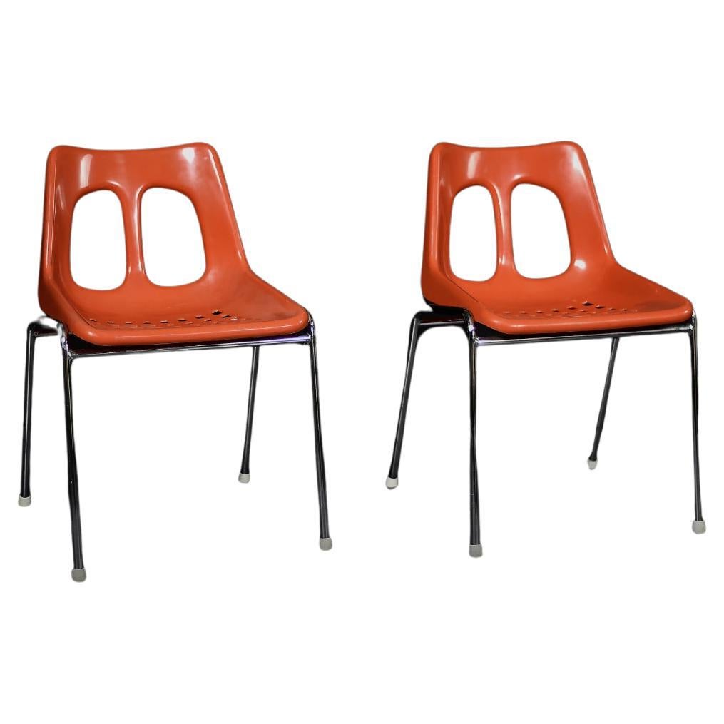 Paire de chaises israéliennes modernes du milieu du siècle dernier en plastique orange et chrome de Plasson en vente