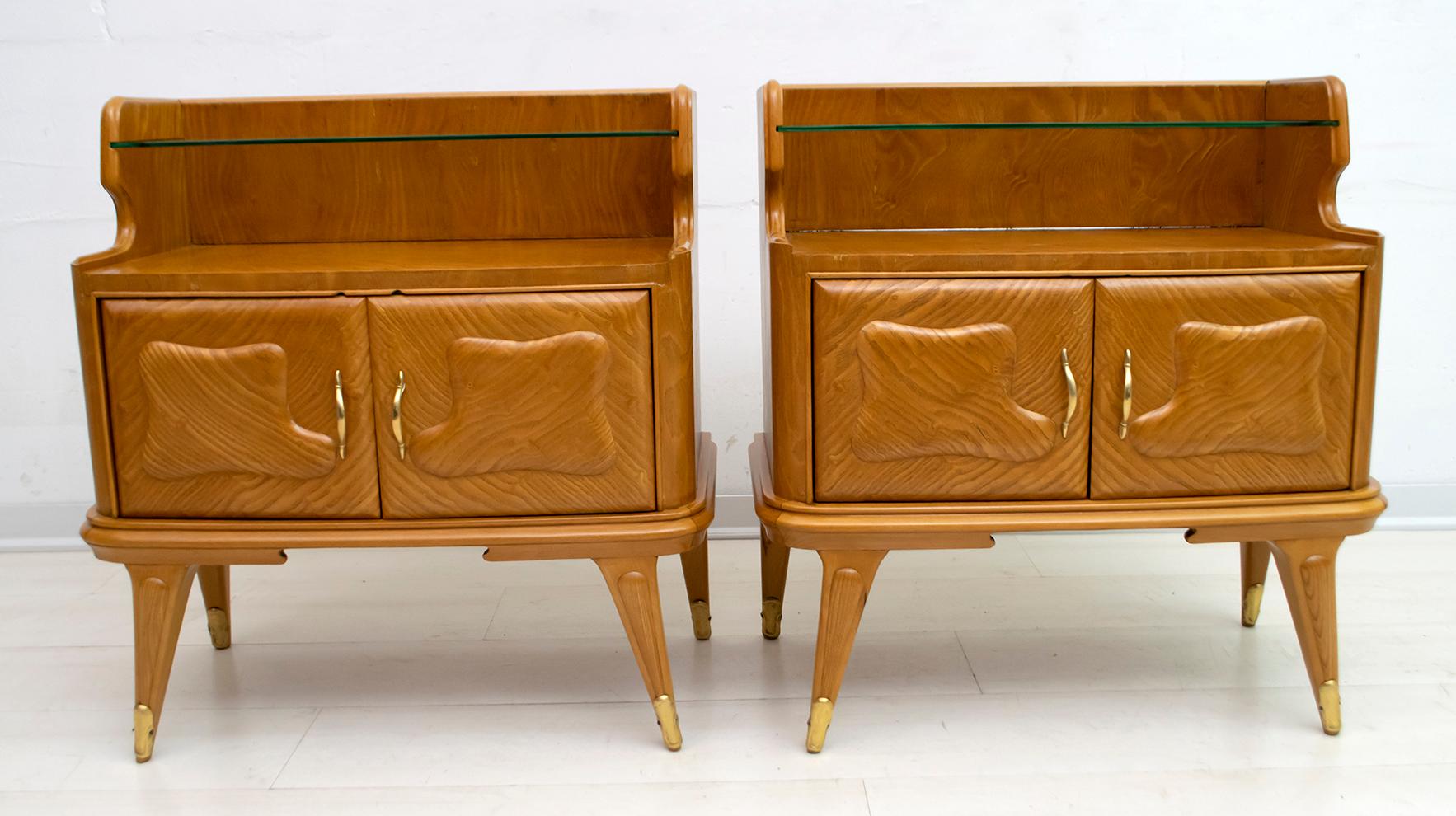 Pair of 1950s Italian nightstands, in ash, glass top and brass details. The bedside tables have been restored and polished with shellac.