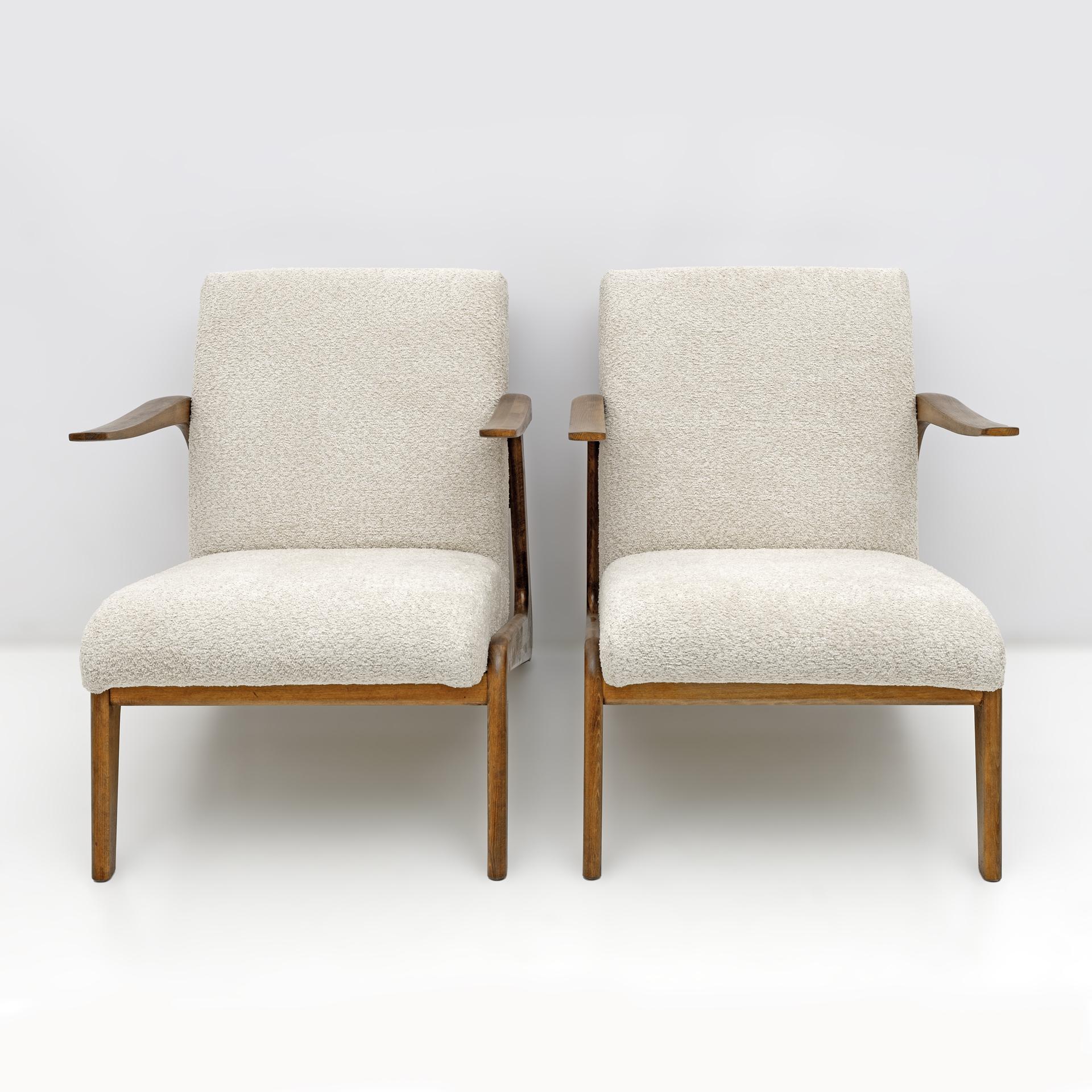 An original and enterprising design for the time, very seductive. The armchairs fascinate those who look at them, comfortably welcoming those who sit on them.

The armchairs have a particular wooden structure that allows you to go down from the