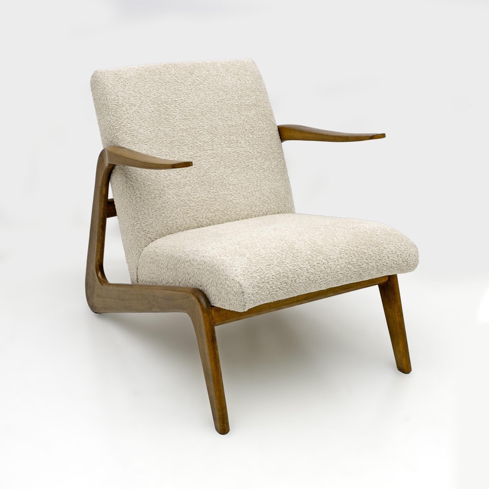 Pair of Mid-Century Modern Italian Bouclè Lounge Chairs, 1970s In Good Condition For Sale In Puglia, Puglia