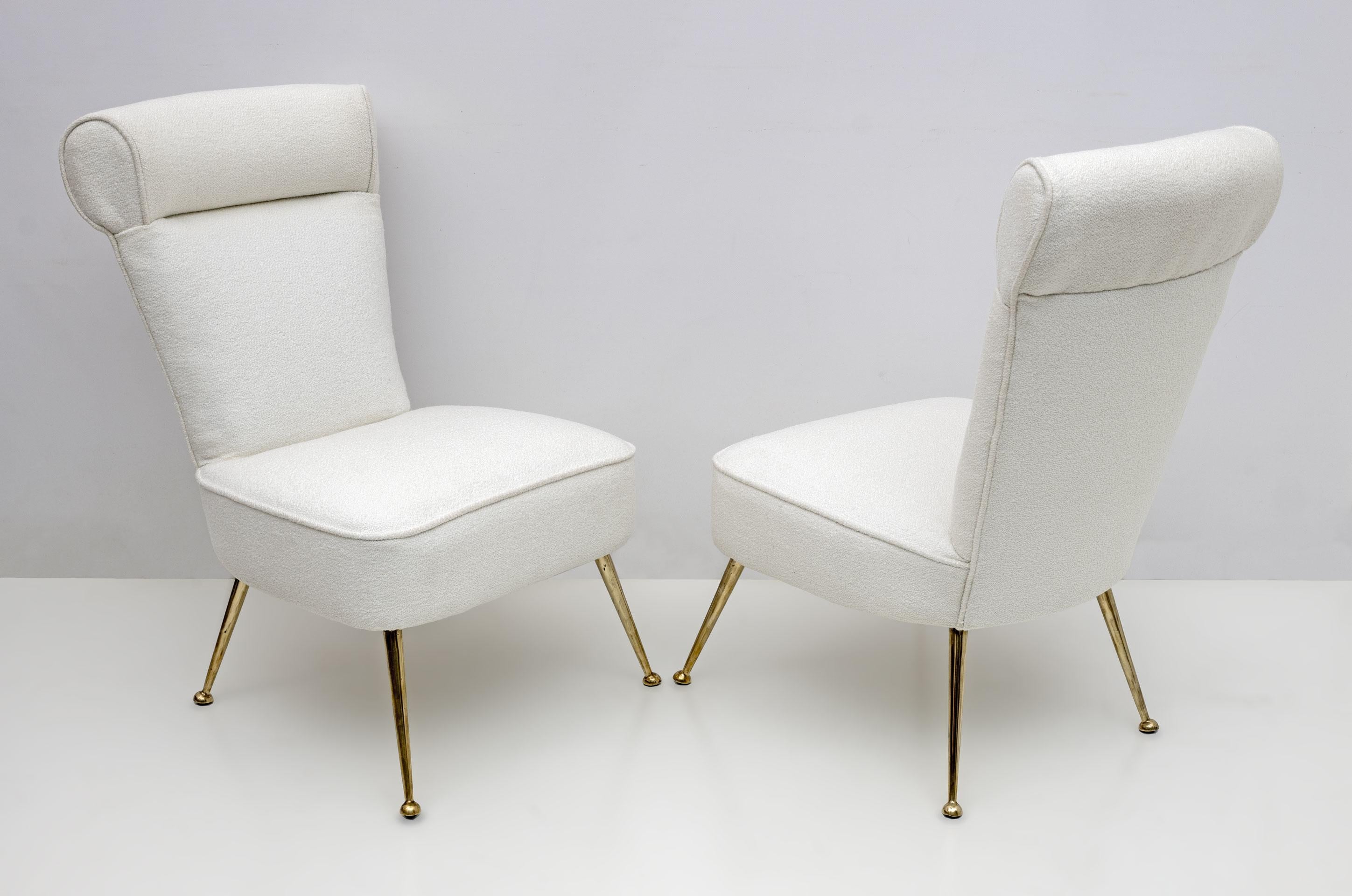 Pair of armchairs designed by Gigi Radice for Minotti Italia, Italian production from the 1950s, completely restored and upholstered in Boucle fabric, brass legs. They fit very well in the bedroom or living room.
The price is for the pair