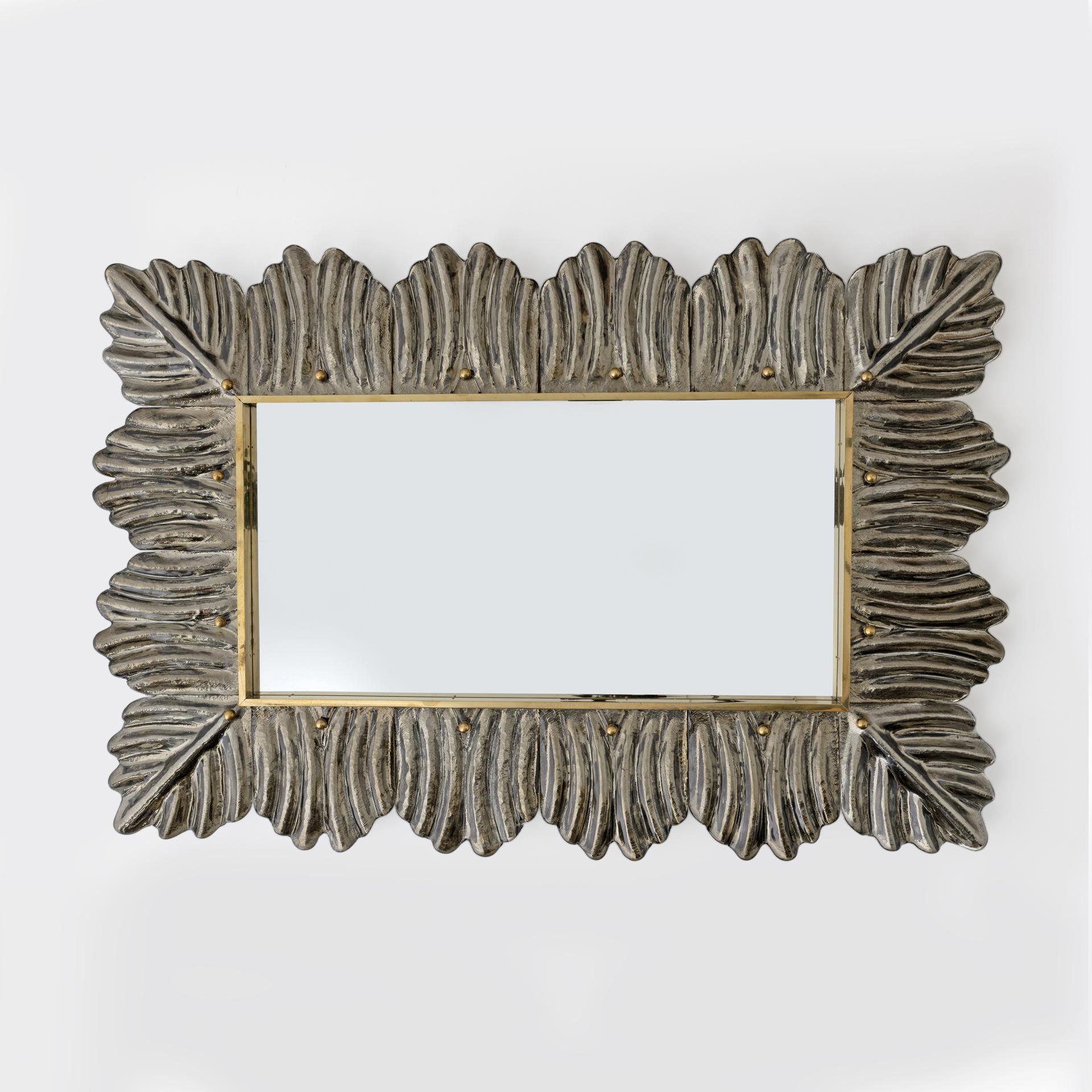 Pair of Mid Century Modern Italian Brass and Leaf Murano Glass Wall Mirrors In Good Condition For Sale In Puglia, Puglia
