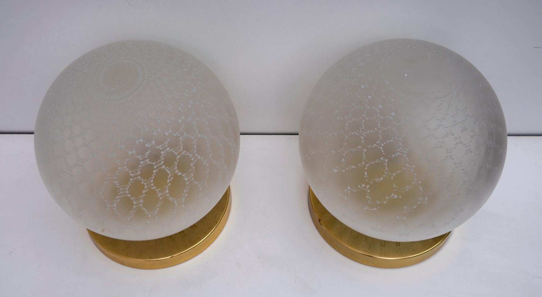 Pair of Mid-Century Modern Italian Brass and Murano Glass Ball Table Lamps, 70s In Good Condition For Sale In Puglia, Puglia