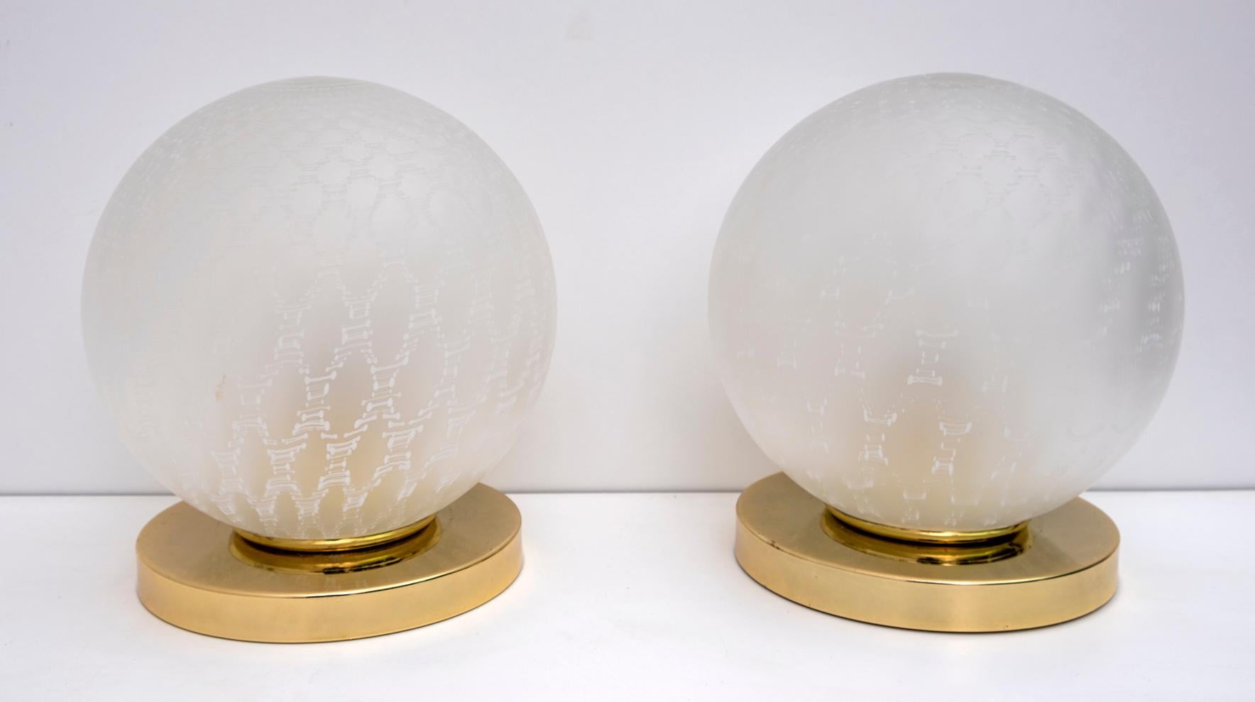 Pair of Mid-Century Modern Italian Brass and Murano Glass Ball Table Lamps, 70s For Sale 3