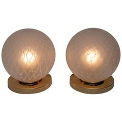 Coppia di lampade da tavolo a sfera in ottone e vetro di Murano, anni '70, della metà del secolo scorso