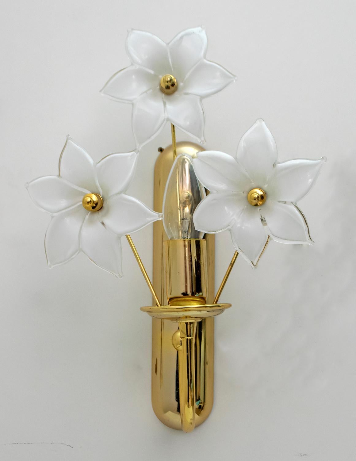 Pair of Murano glass and brass sconces. 
These lamps represent three beautiful flowers in Murano glass.