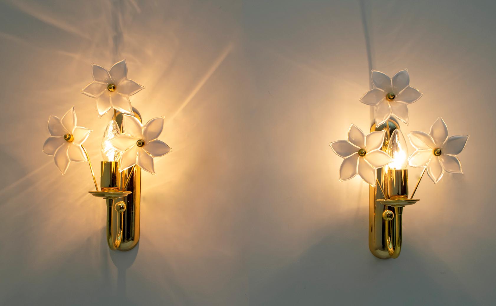 Pair of Mid-Century Modern Italian Brass and Murano Glass Flowers Sconces, 1975s In Good Condition In Puglia, Puglia