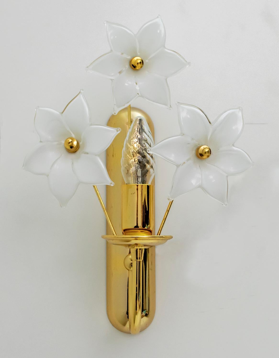Late 20th Century Pair of Mid-Century Modern Italian Brass and Murano Glass Flowers Sconces, 1975s
