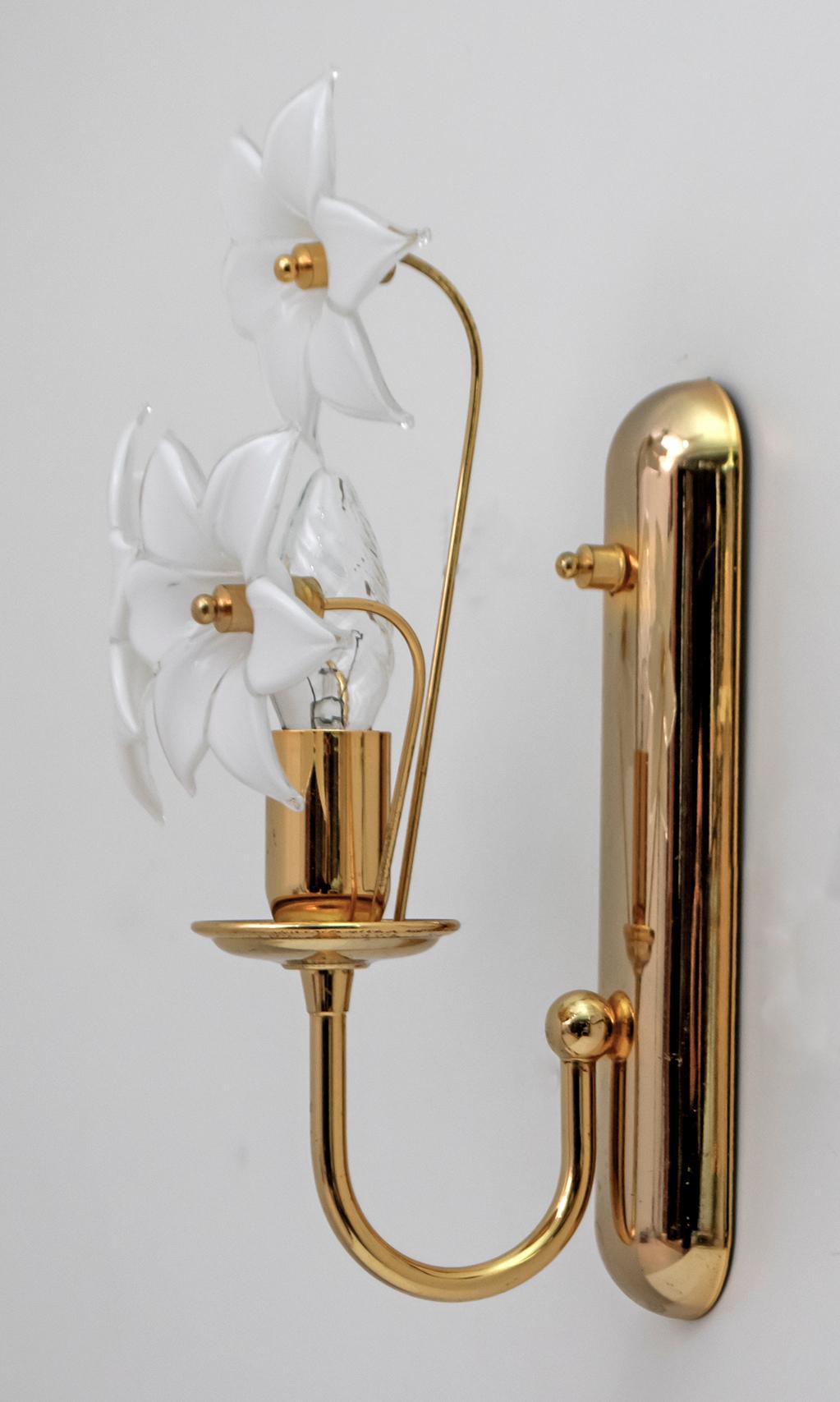 Pair of Mid-Century Modern Italian Brass and Murano Glass Flowers Sconces, 1975s 3