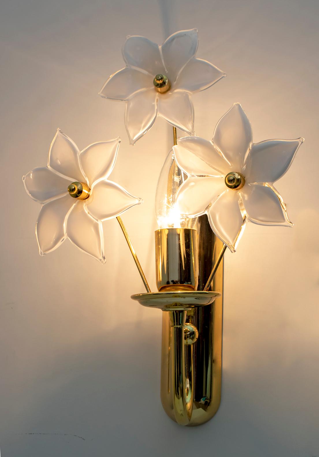 Pair of Mid-Century Modern Italian Brass and Murano Glass Flowers Sconces, 1975s 4