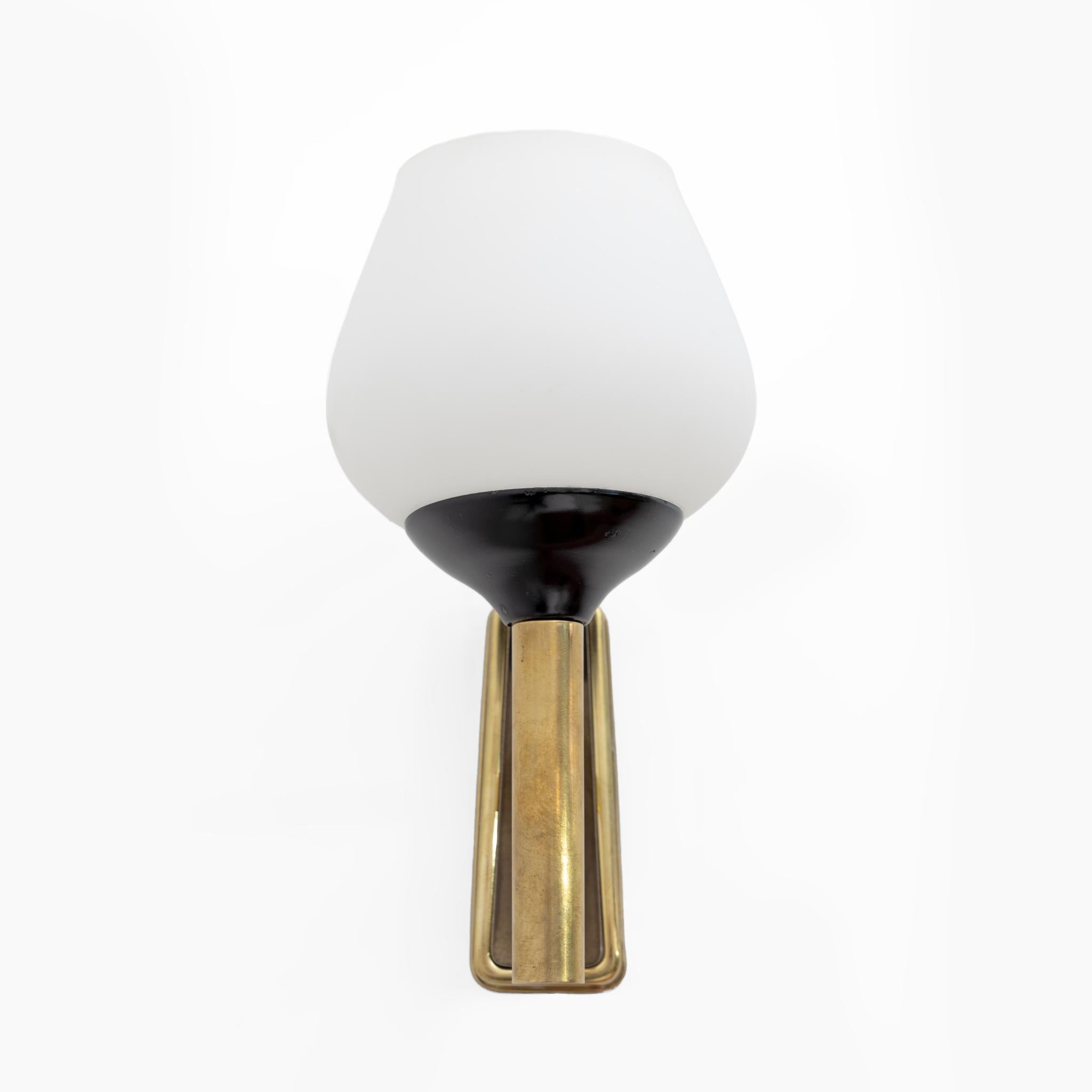 Pair of Mid-century Modern Italian Brass and Opaline Murano Glass Sconces, 1950s In Good Condition For Sale In Puglia, Puglia