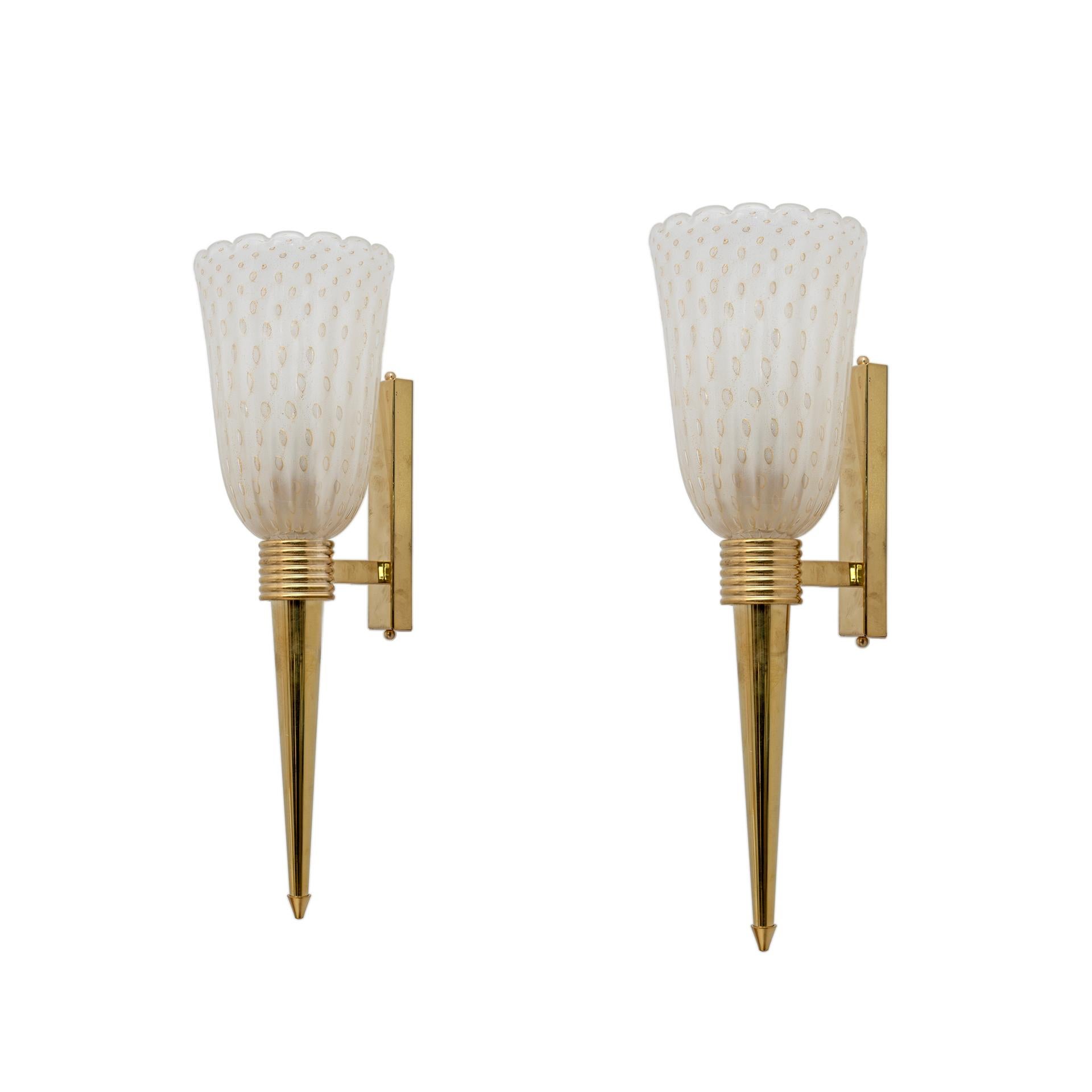 Questa favolosa coppia di appliques in vetro di Murano in stile Art Déco è stata realizzata interamente a mano. Tutto è decorato con la tecnica del Pulegoso. Ciò significa che presenta grandi bolle d'aria all'interno del vetro soffiato di alta