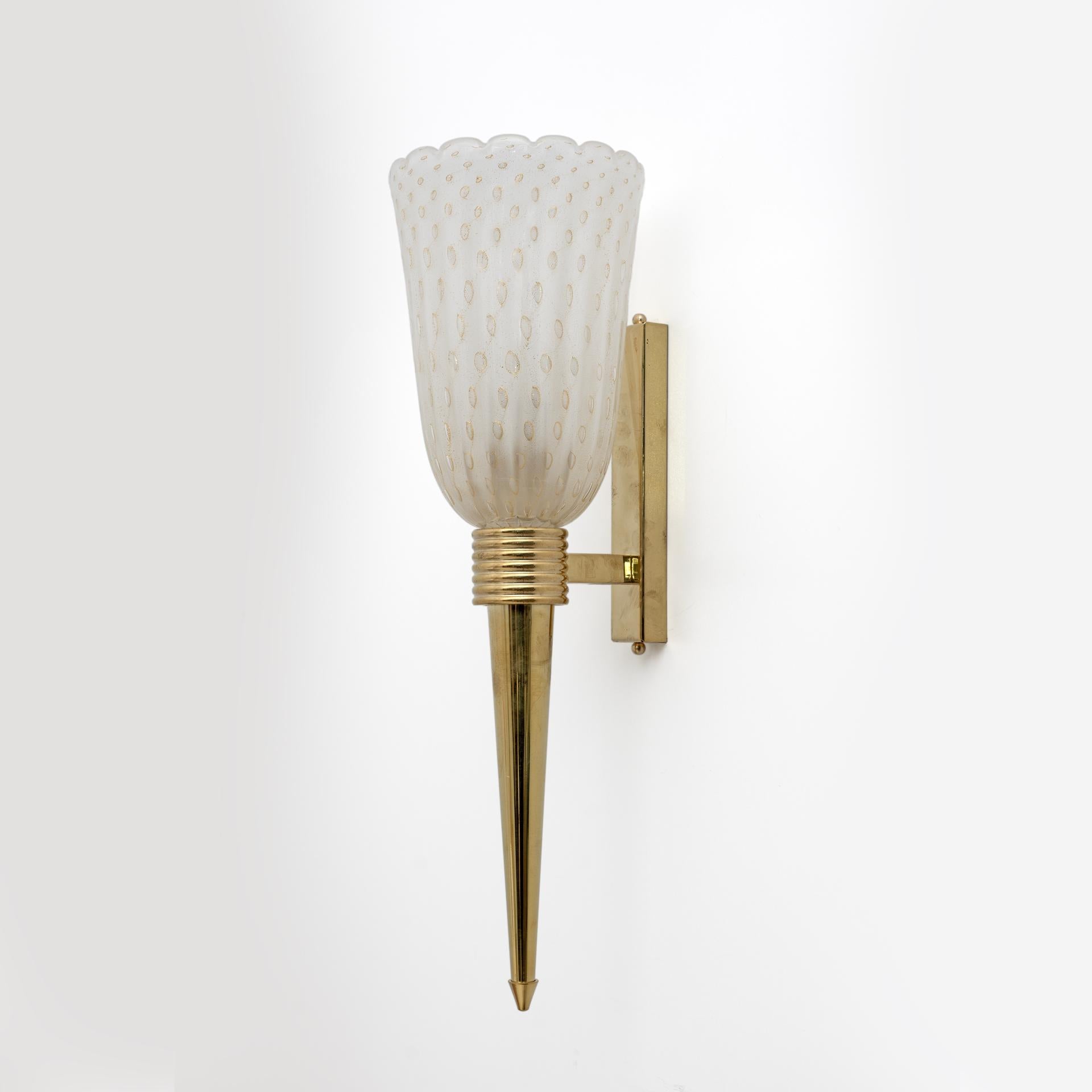 Questa favolosa coppia di appliques in vetro di Murano in stile Art Déco è stata realizzata interamente a mano. Tutto è decorato con la tecnica del Pulegoso. Ciò significa che presenta grandi bolle d'aria all'interno del vetro soffiato di alta