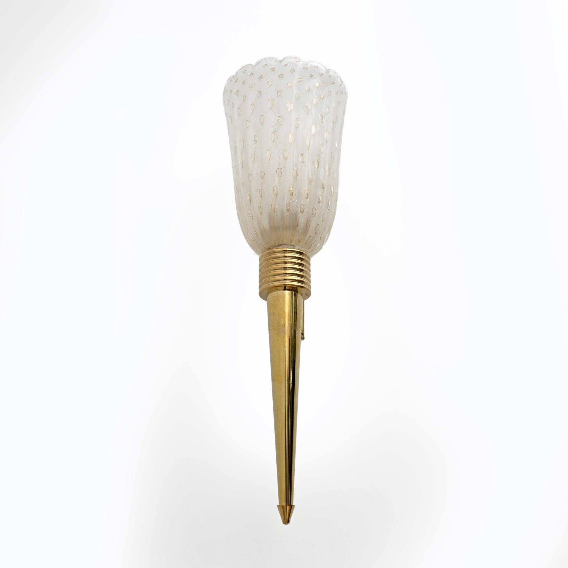 Mid-Century moderno Coppia di lampade in ottone e vetro di Murano della metà del secolo scorso in vendita