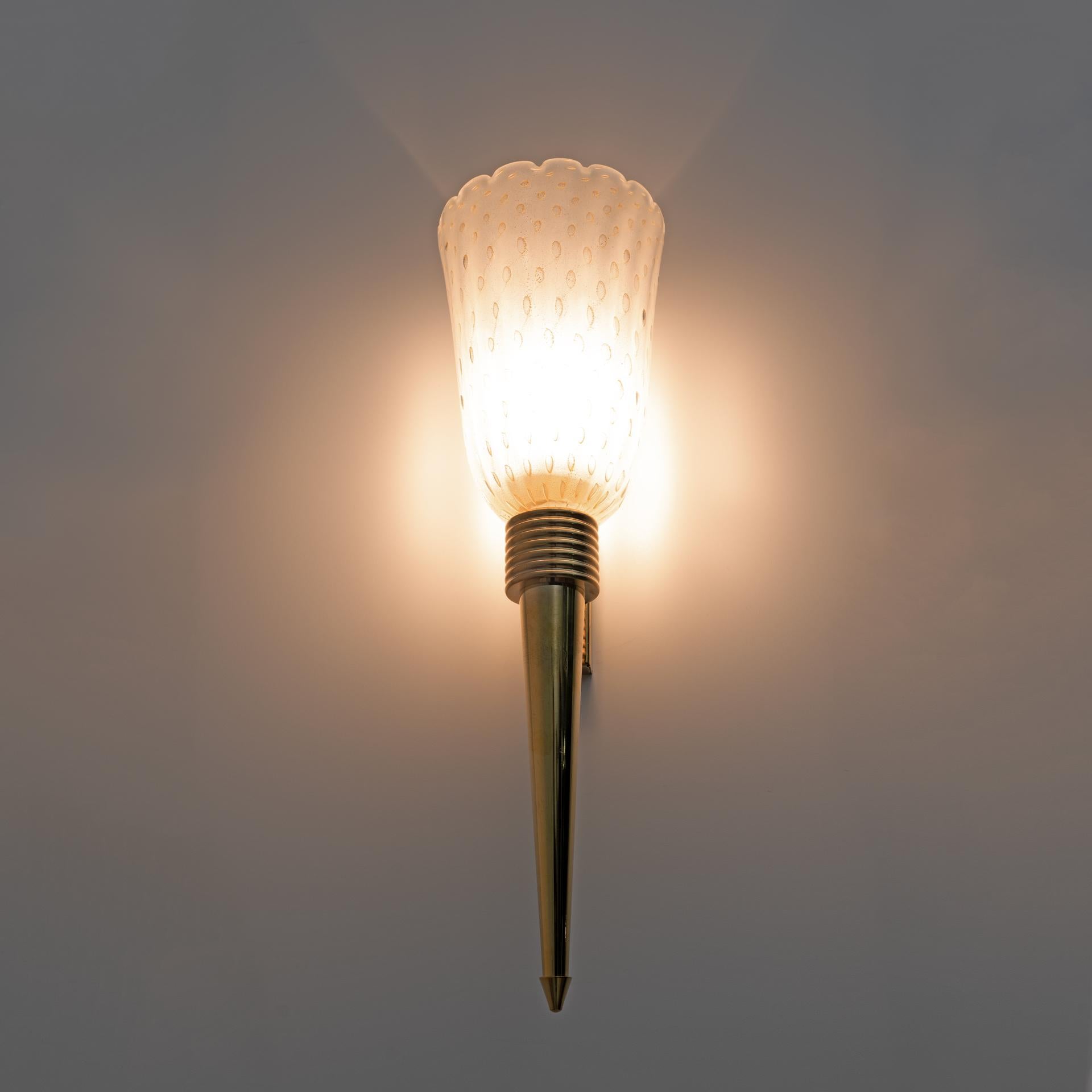 Italiano Coppia di lampade in ottone e vetro di Murano della metà del secolo scorso in vendita