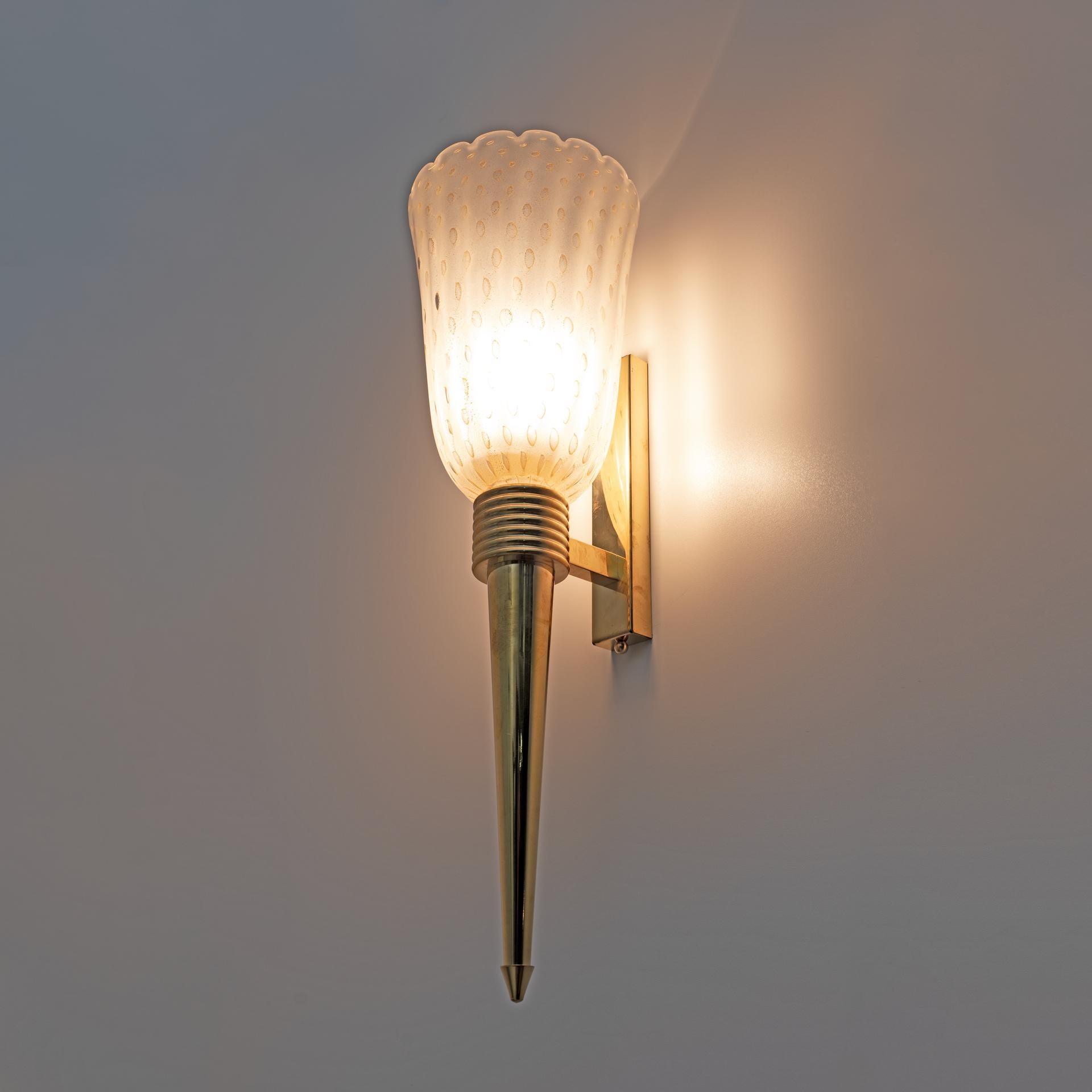 Coppia di lampade in ottone e vetro di Murano della metà del secolo scorso In condizioni buone in vendita a Puglia, Puglia
