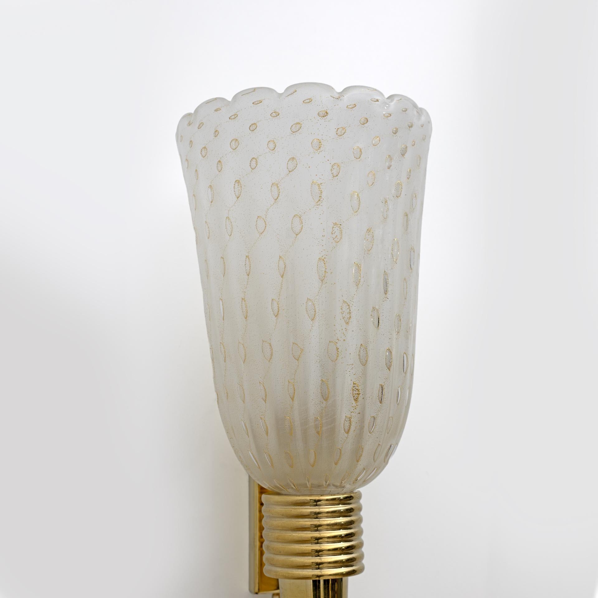 Fine XX secolo Coppia di lampade in ottone e vetro di Murano della metà del secolo scorso in vendita