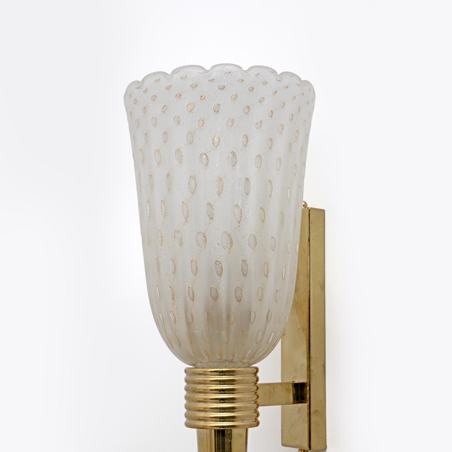 Ottone Coppia di lampade in ottone e vetro di Murano della metà del secolo scorso in vendita