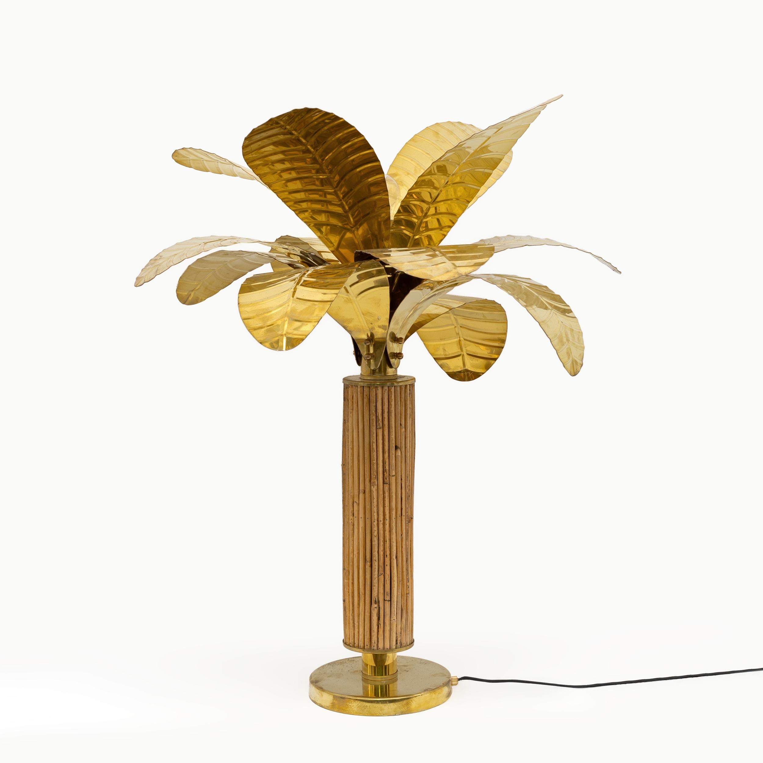 Pair of 70s table lamps, in rattan and brass. The lamps have a lamp holder with universal attachment, E27 for Europe or E26 for the USA