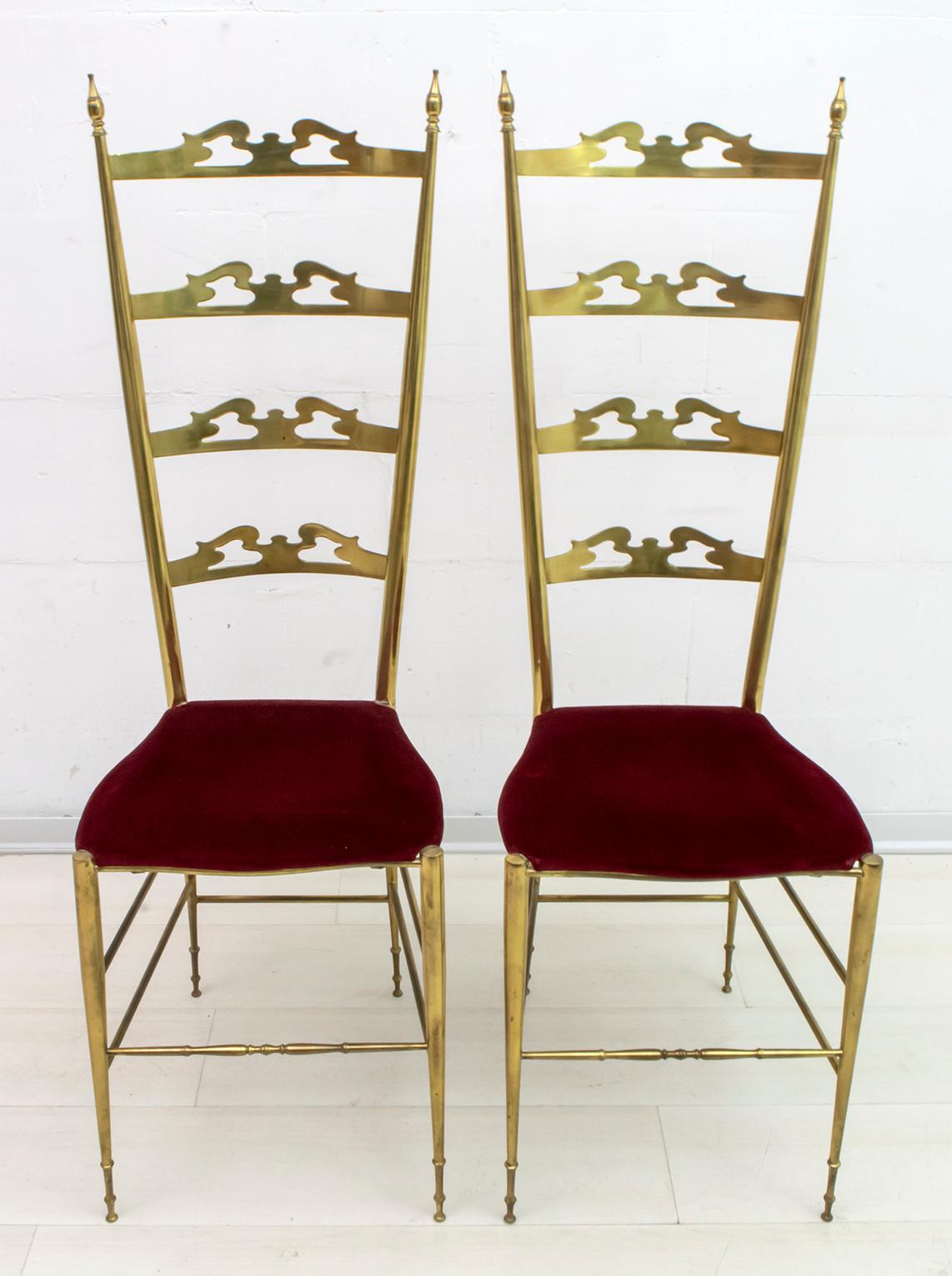 Paire de chaises Chiavari, en laiton massif, modèle à haut dossier, production des années 1950. Laiton avec patine d'origine, nous pouvons le polir sans frais supplémentaires.

Conçu à l'origine par Giuseppe Gaetano Descalzi et fabriqué au début